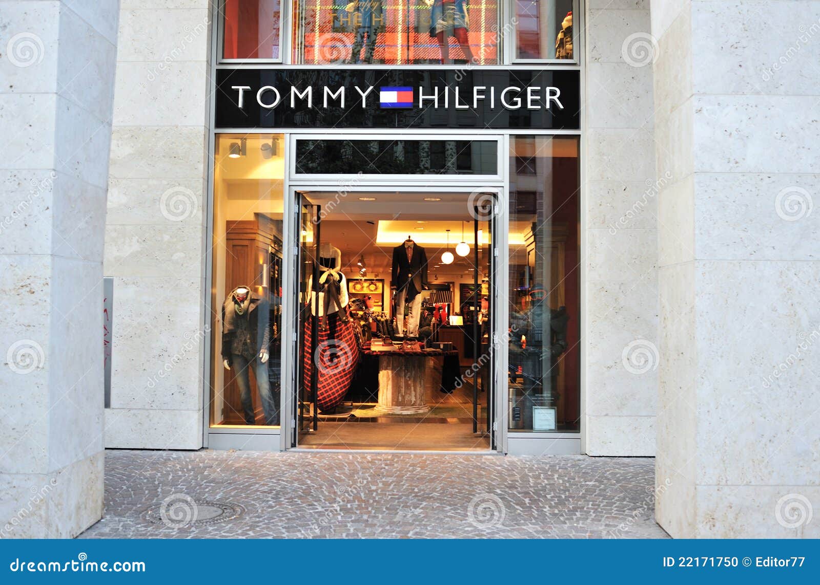 Loja Da Forma Dos Homens De Tommy Hilfiger Imagem Editorial - Imagem de  luxo, moderno: 22171750