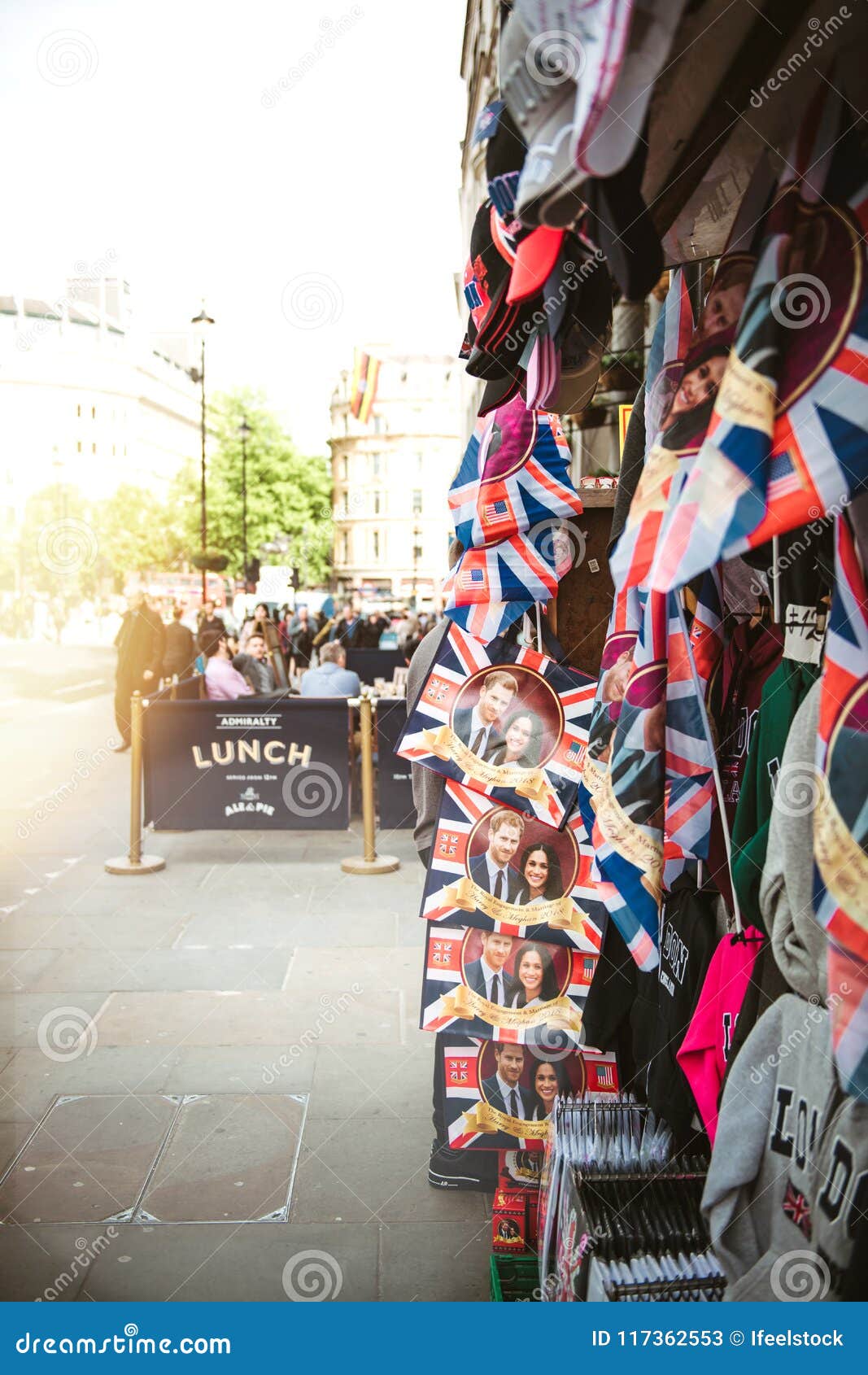 Loja da rua que vende o celebrati real do casamento da recordação da lembrança. LONDRES, REINO UNIDO - 18 DE MAIO DE 2018: Loja da rua que vende a celebração real do casamento da recordação da lembrança um o dia antes do alargamento da união de Windsor Castle Meghan Markle Prince Harry