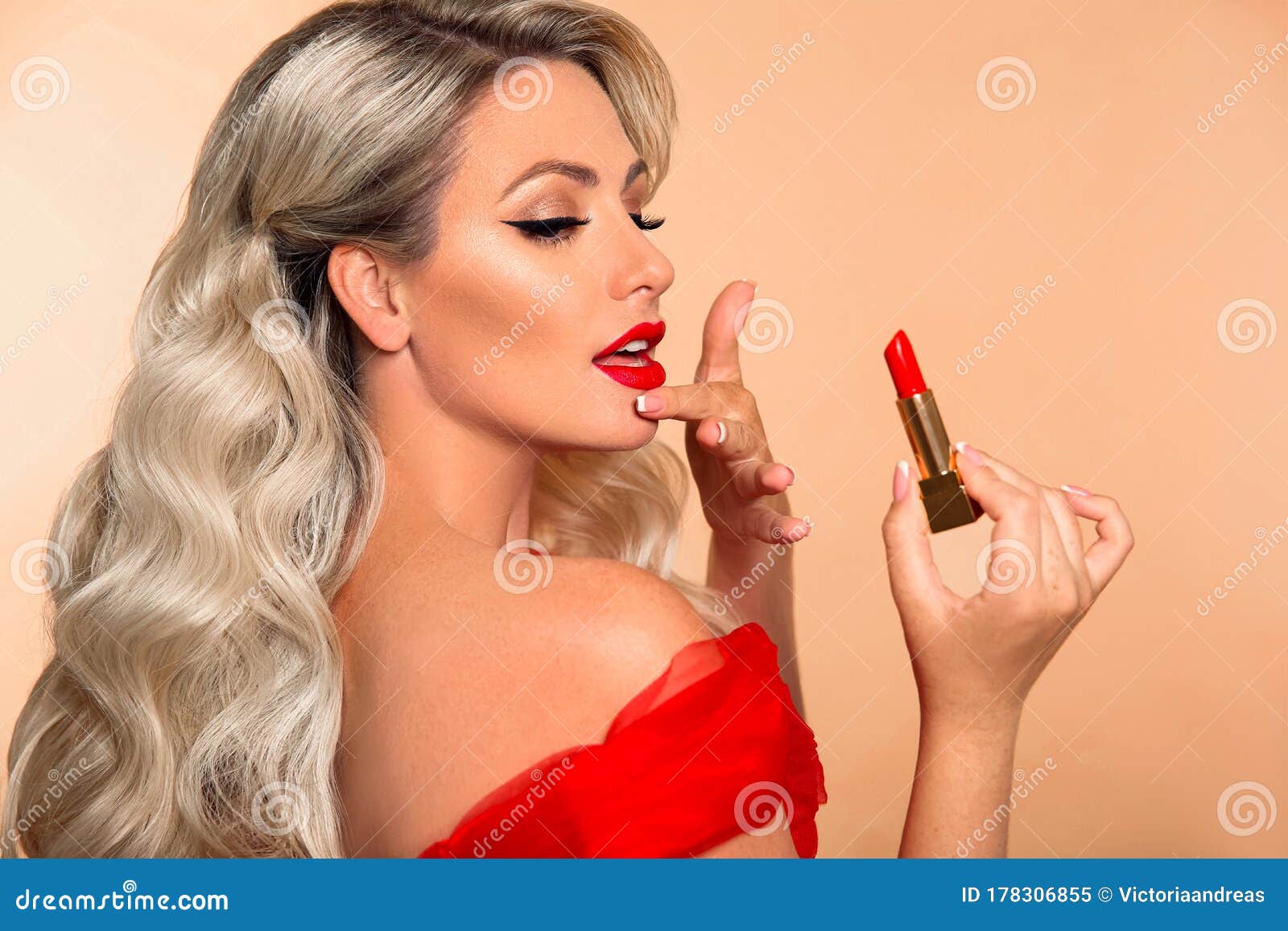 Beleza E Atividade De Maquiagem Em Casa Com Bela Idade Média Adulta Uma  Mulher Muito Caucasiana Colocou Batom Vermelho Da Moda E O Imagem de Stock  - Imagem de adulto, acima: 179552141
