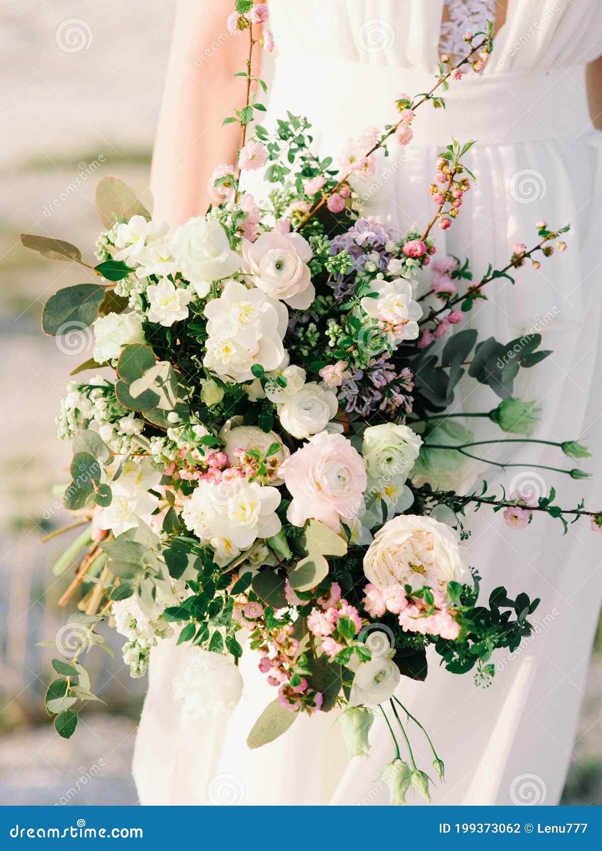 Loja De Casamento Trendy Nas Mãos Da Noiva Cerimônia De Casamento Da Praia  De Verão Encerramento Do Buquê De Nozes De Tenda Foto de Stock - Imagem de  flor, praia: 199373062