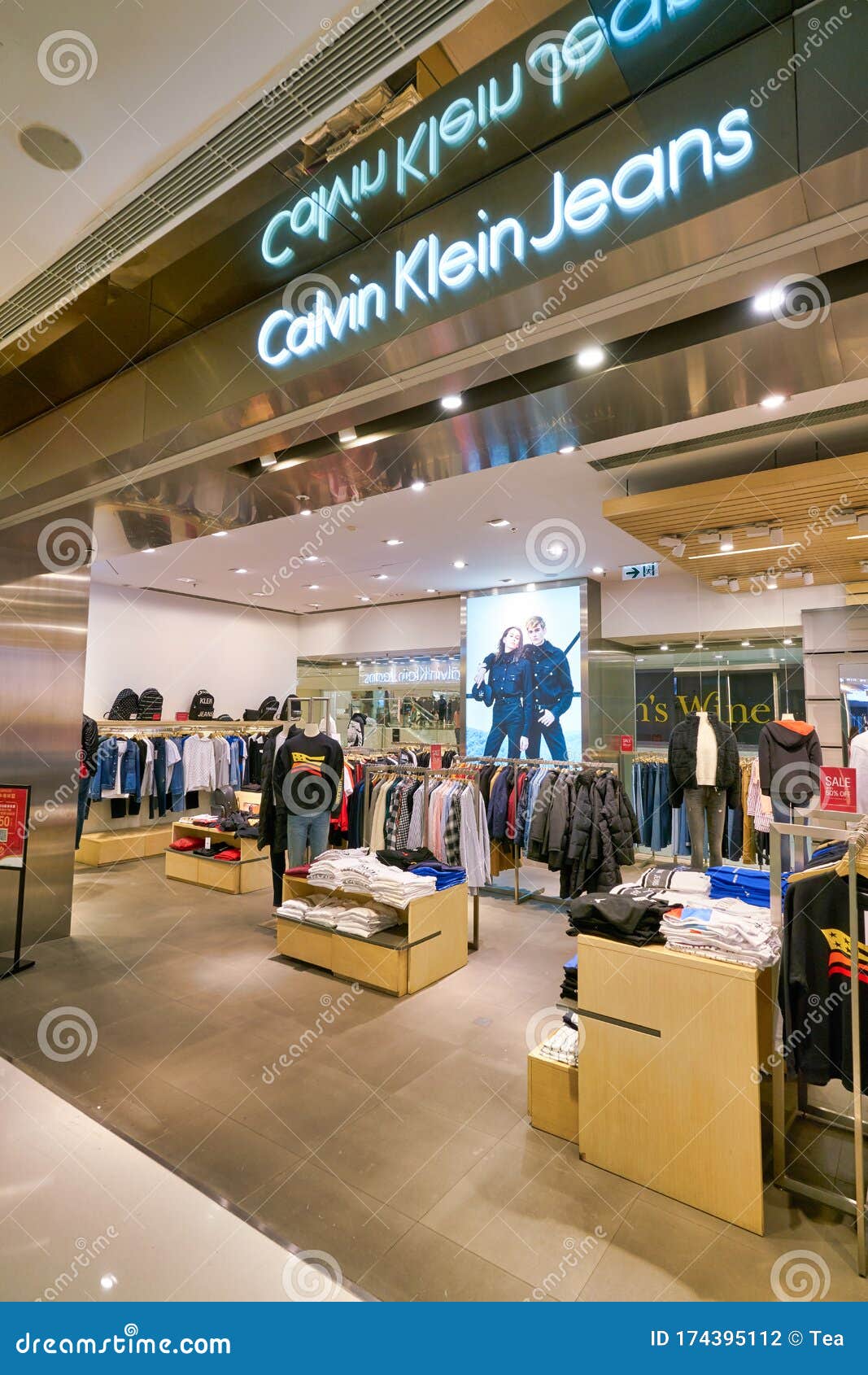 https://thumbs.dreamstime.com/z/loja-de-jeans-calvin-klein-hong-kong-china-janeiro-roupas-em-exposi%C3%A7%C3%A3o-na-no-novo-shopping-praza-da-cidade-sha-tin-174395112.jpg