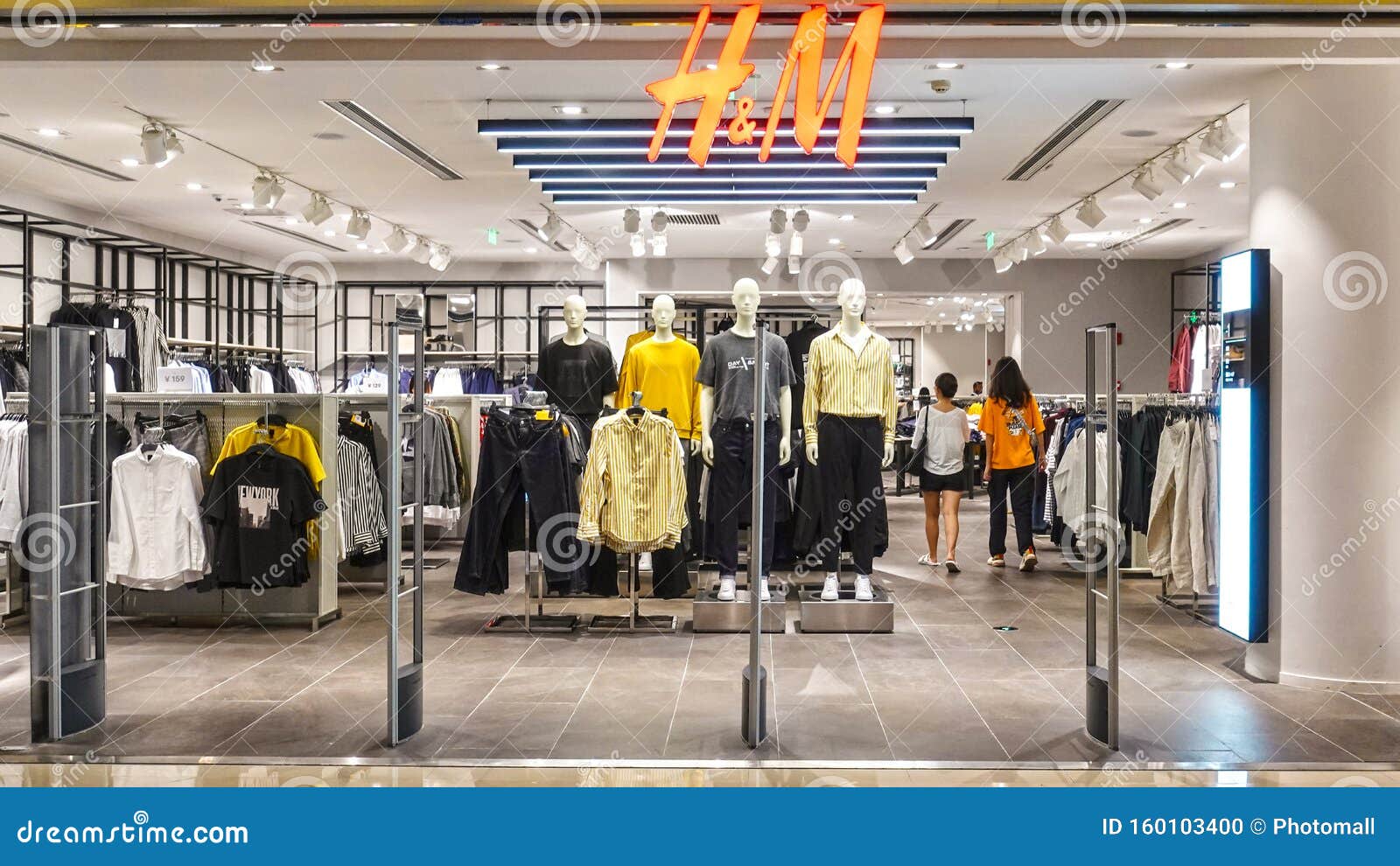 A Loja De Moda H&M Está à Frente Dele Imagem Editorial - Imagem de luxo,  ocasional: 160103400