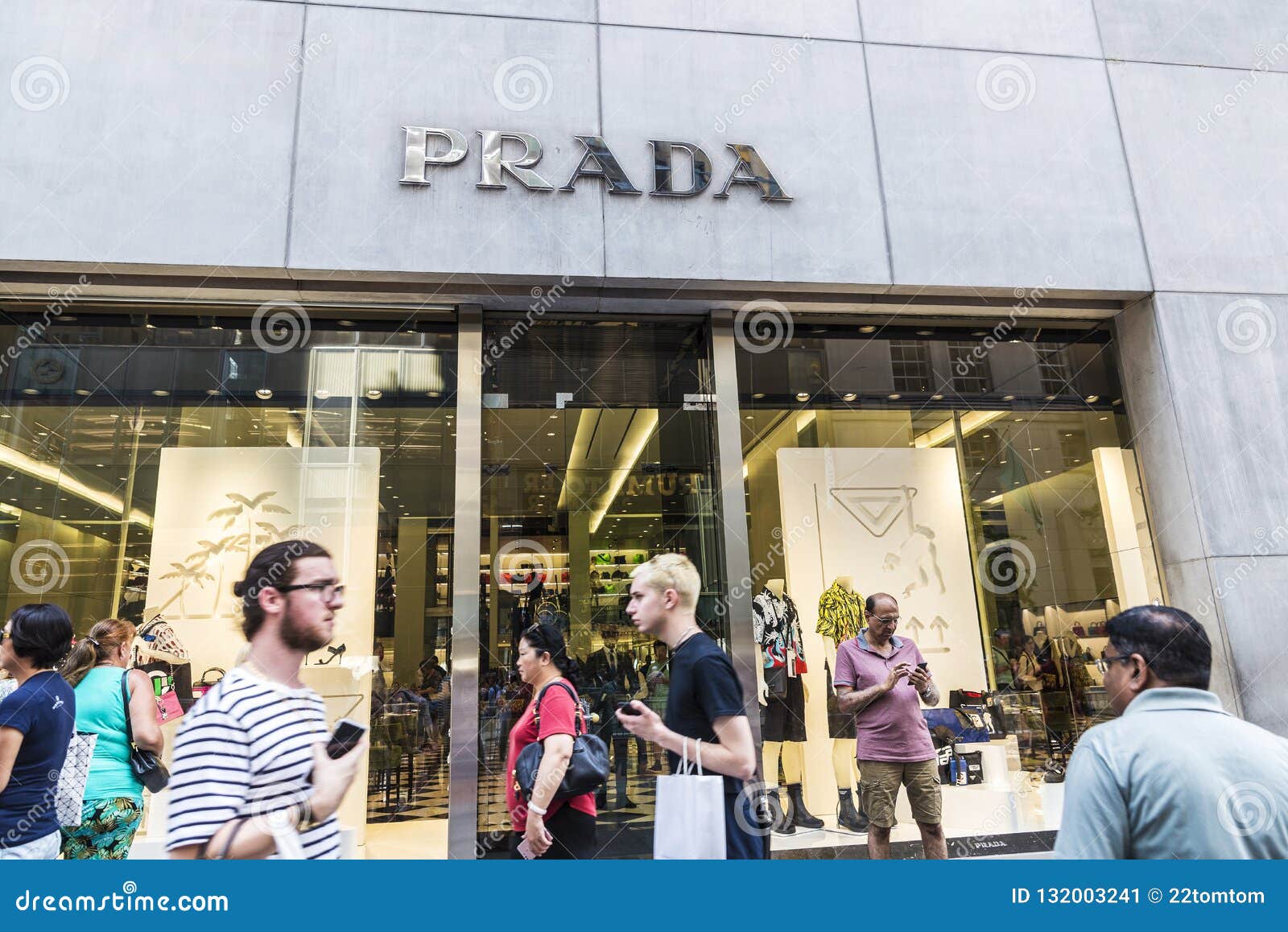 Loja De Prada Em New York City, EUA Foto Editorial - Imagem de compras,  varejo: 132003241