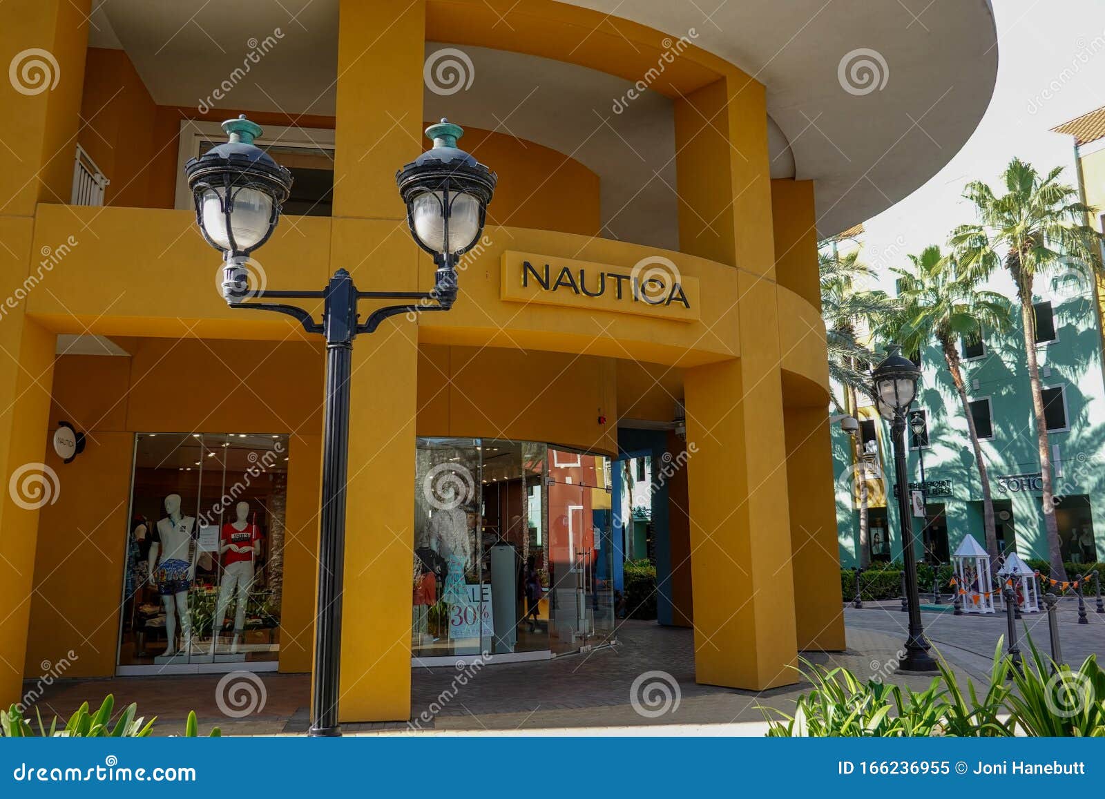 Loja De Roupas Da Nautica No Distrito De Compras Em Curacao Imagem  Editorial - Imagem de tipos, produtos: 166236955