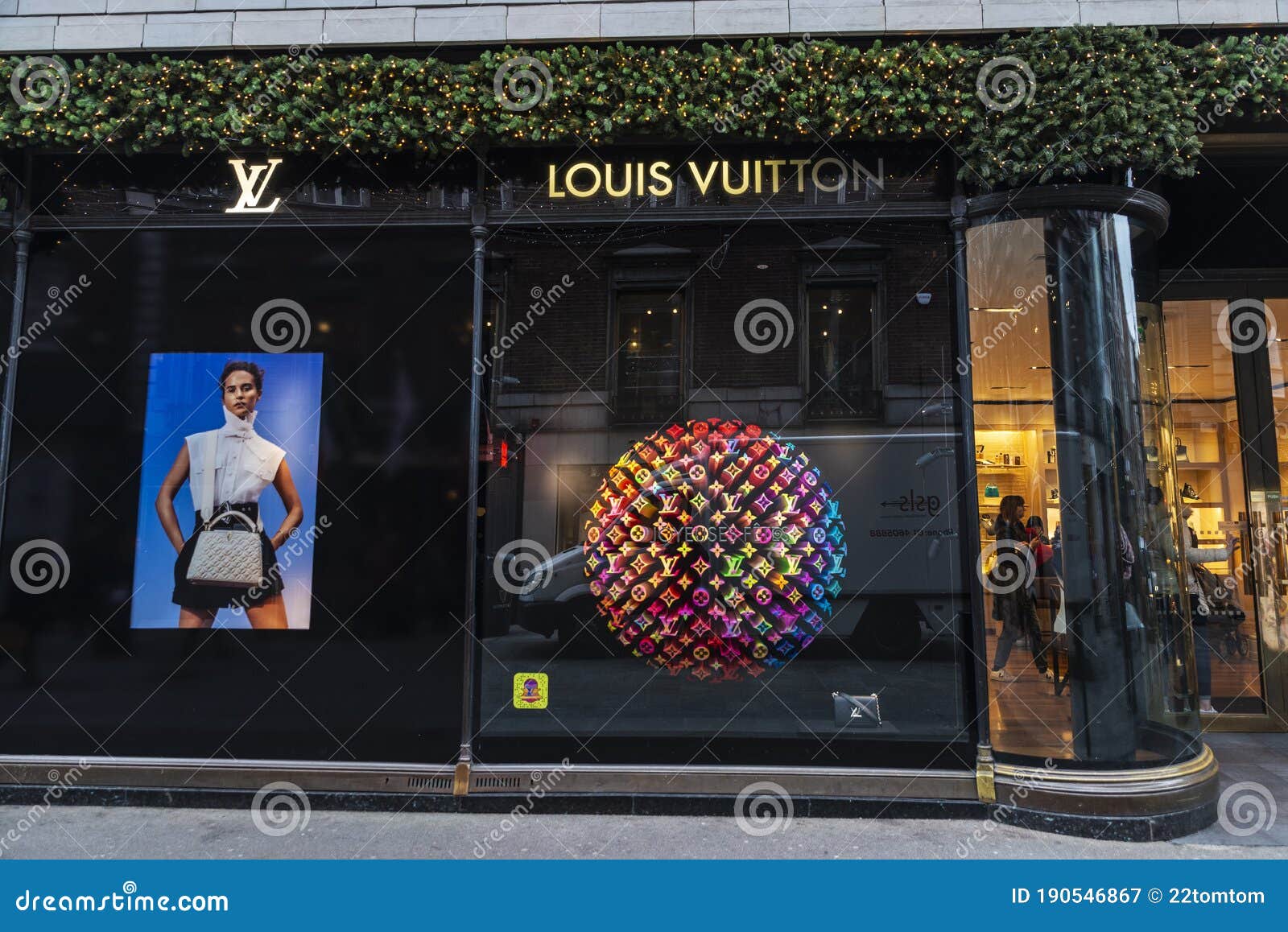 Loja De Roupas De Louis Vuitton Em Dublin, Na Irlanda Fotografia Editorial  - Imagem de roupa, indicador: 190546867