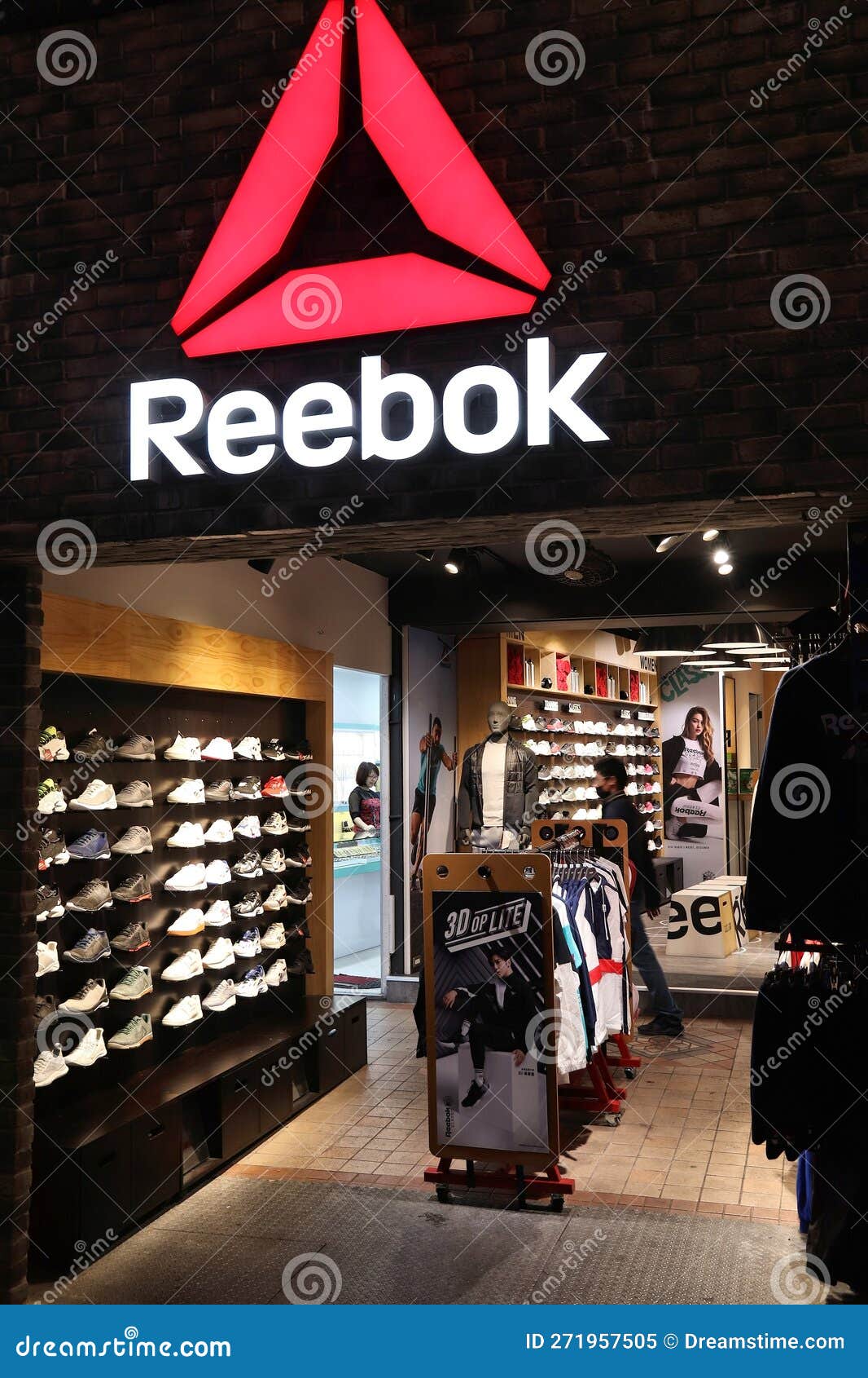 Loja De Sapatos Reebok Em Taiwan Imagem Editorial - Imagem de loja