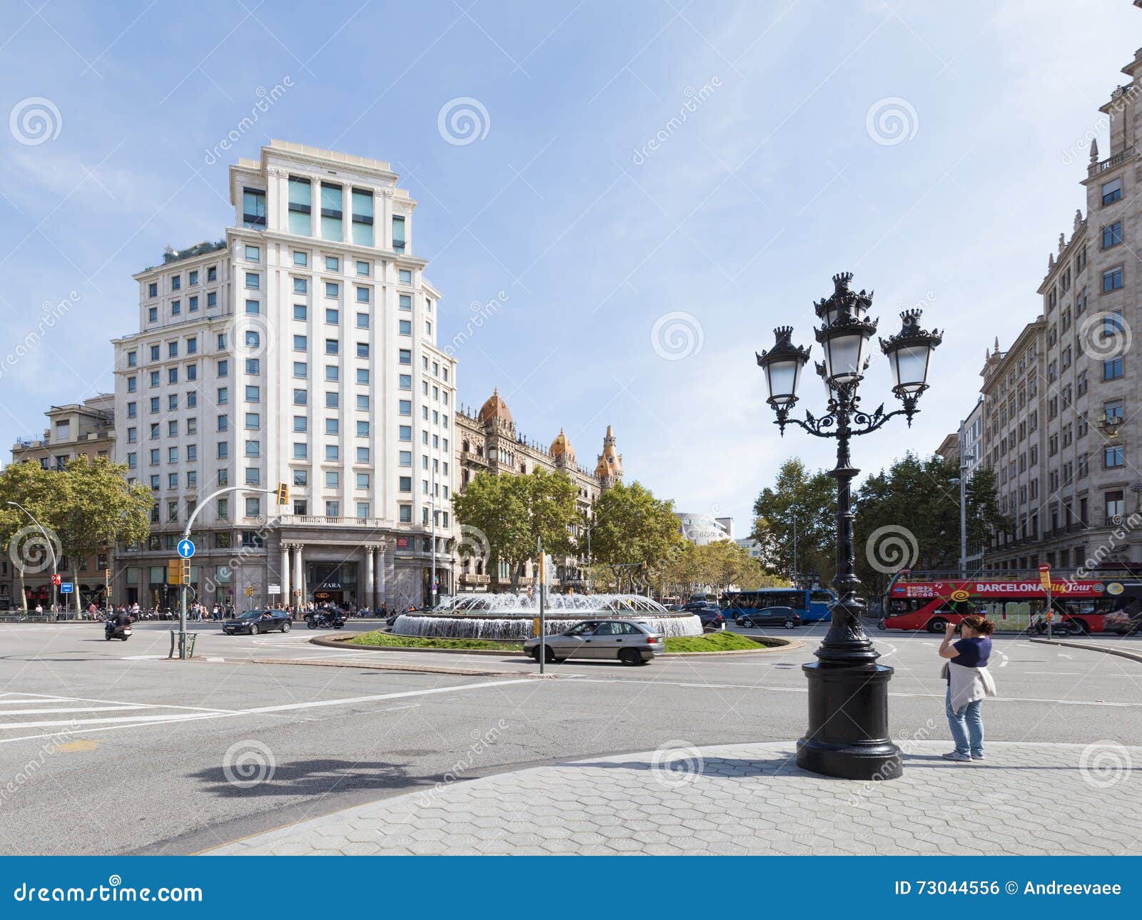 Loja De Zara Na Rua Passeig De Gracia Em Barcelona Foto Editorial