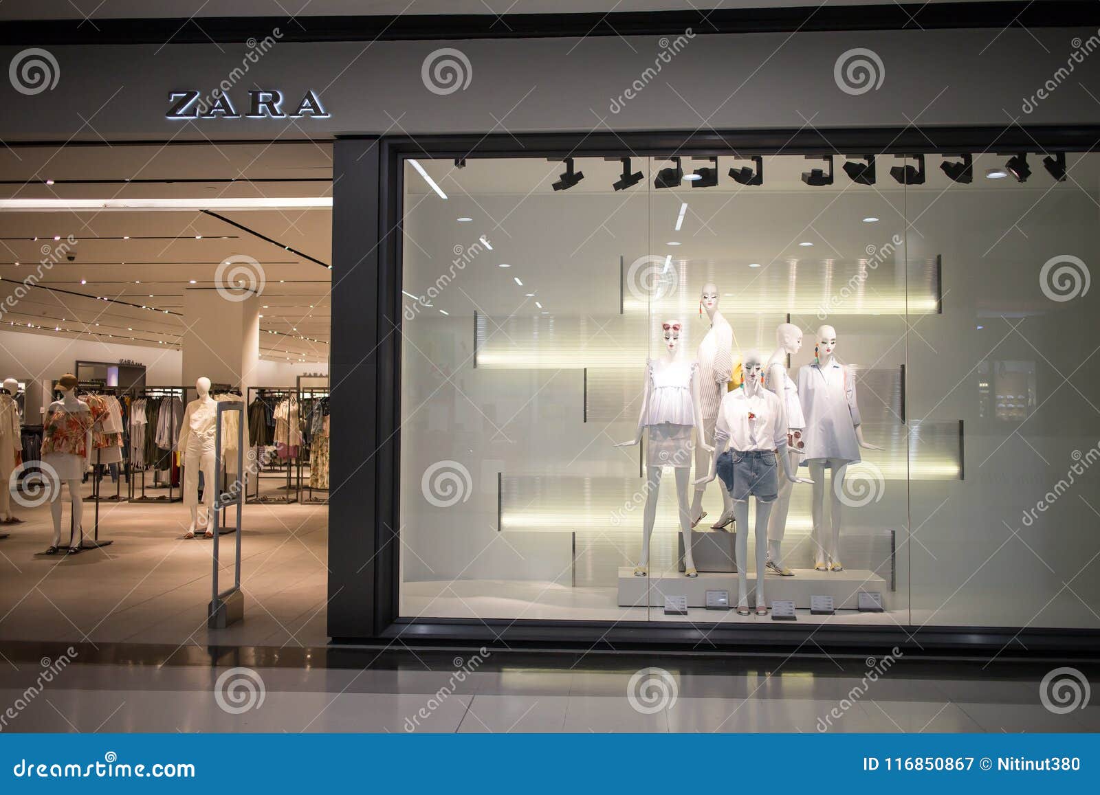 Loja De Zara Projeto Da Roupa E Empresa De Manufatura, I Fundado Fotografia  Editorial - Imagem de cidade, estilo: 116850867
