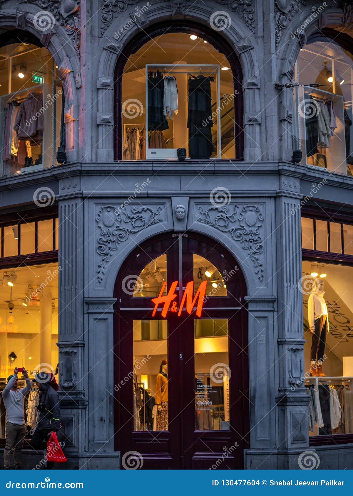 Loja H&M Em Paris a H & M Hennes & Mauritz AB é Uma Empresa Multinacional  Sueca De Venda a Retalho, Conhecida Pelo Seu Tecido De Imagem de Stock  Editorial - Imagem