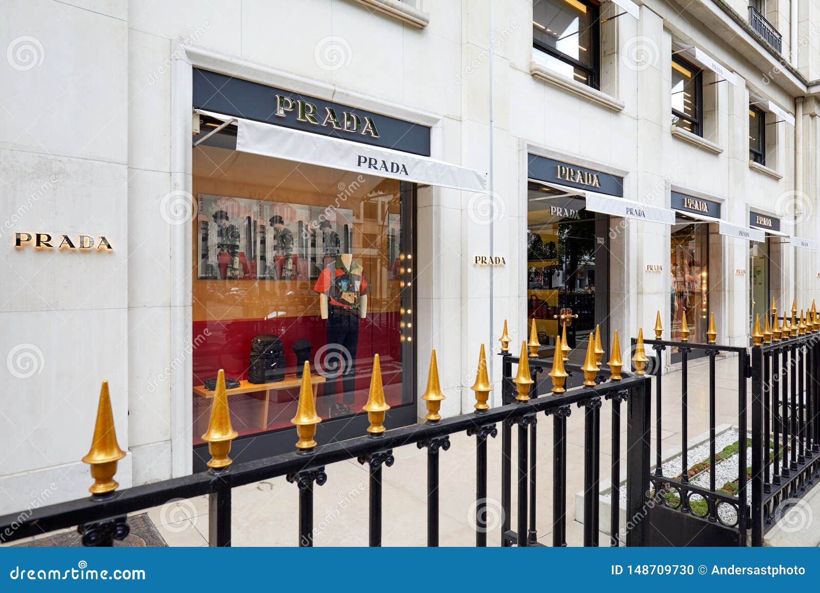 Loja Luxuosa Da Forma De Prada Na Avenida Montaigne Em Paris, Fran?a Imagem  Editorial - Imagem de ouro, lifestyle: 148709730