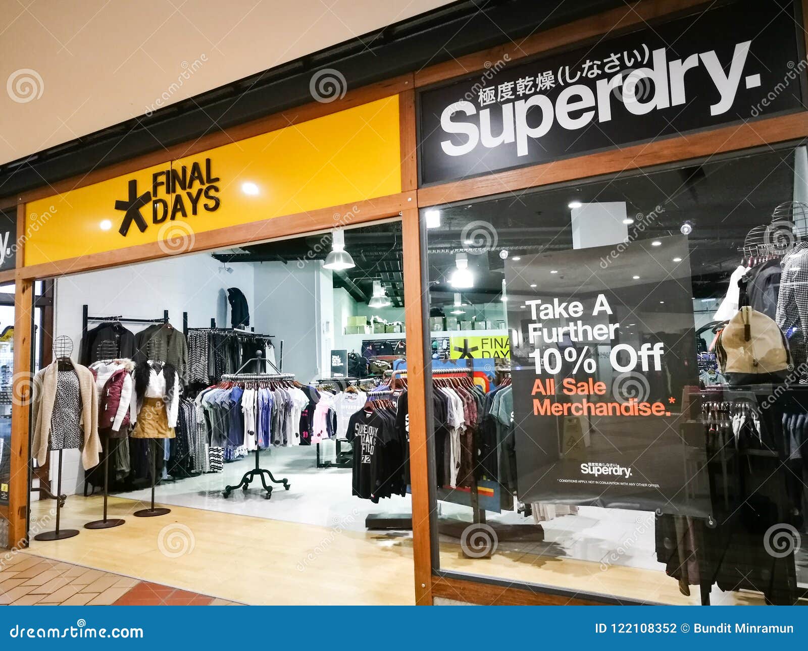 Loja Outlet Da Roupa De Forma De Superdry No Shopping Do Ponto De  Birkenhead, Sydney Fotografia Editorial - Imagem de comercial, loja:  122108352