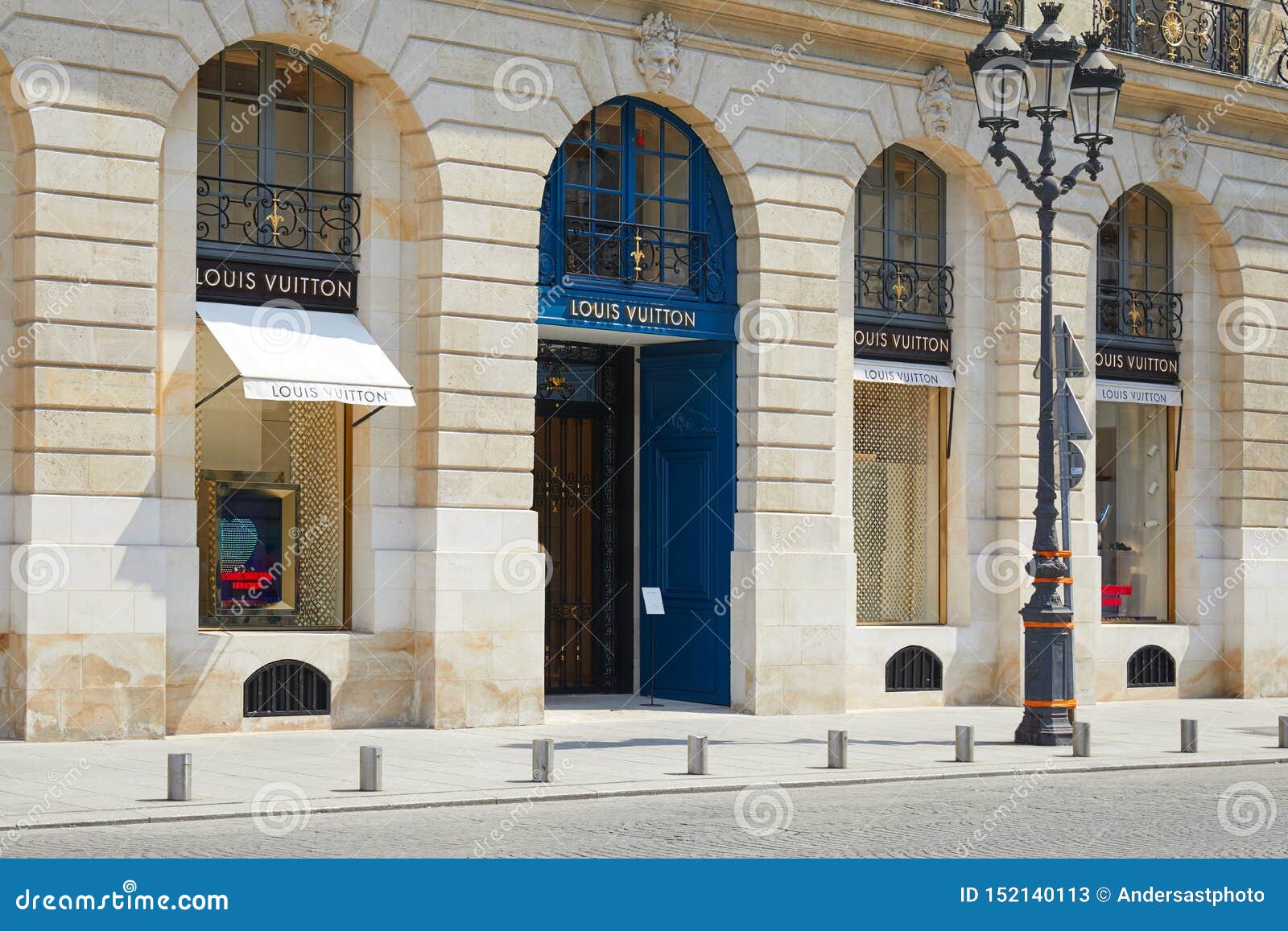 Loja Vendome No Lugar De Louis Vuitton Em Paris Em Um Dia Ensolarado,  Ninguém Foto de Stock Editorial - Imagem de ninguém, azul: 152140113