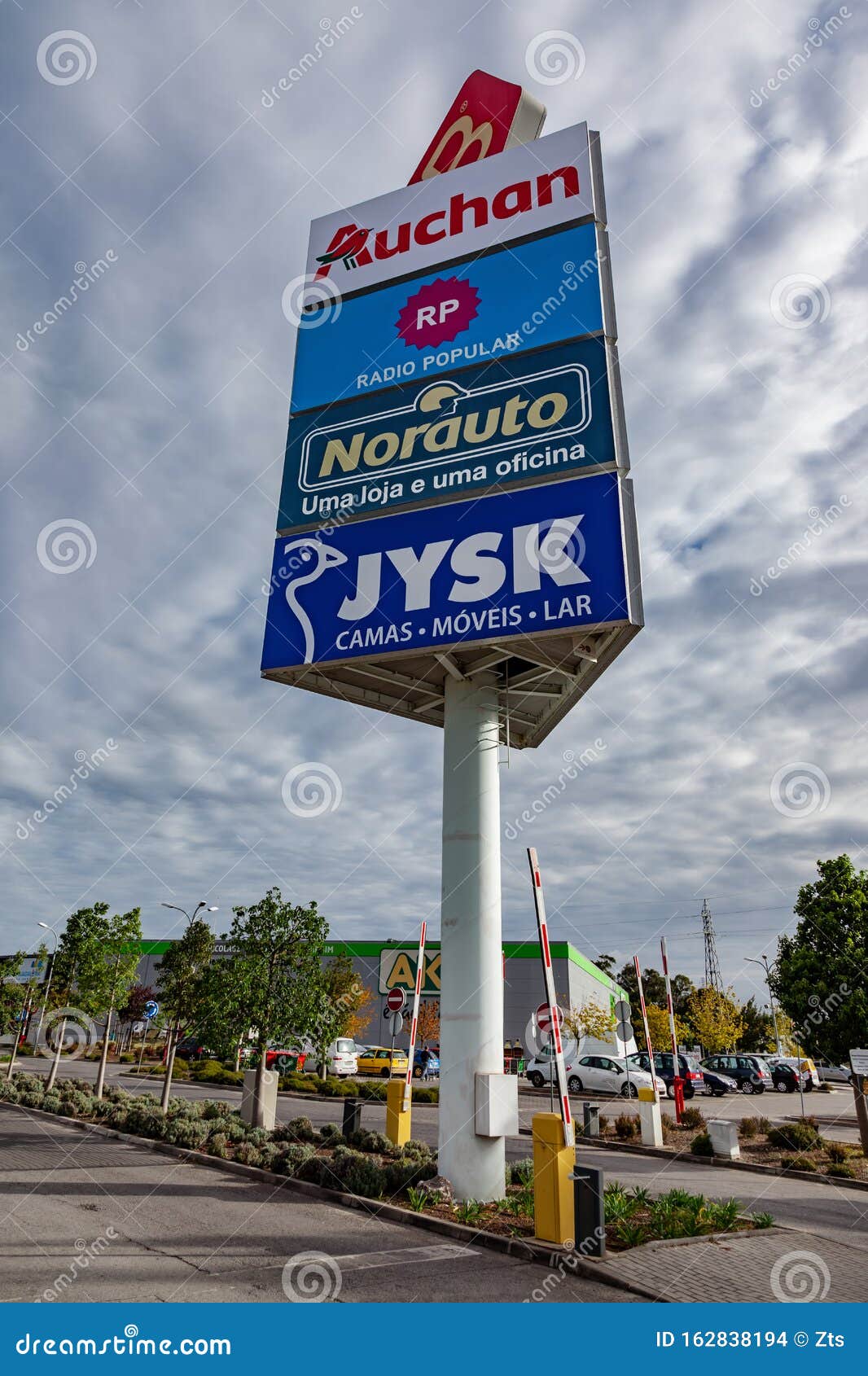 Coina, Portugal. Entrance of the Radio Popular store in the Barreiro Planet  Retail Park. Radio Popular is a large Portuguese company selling appliance  Stock Photo - Alamy