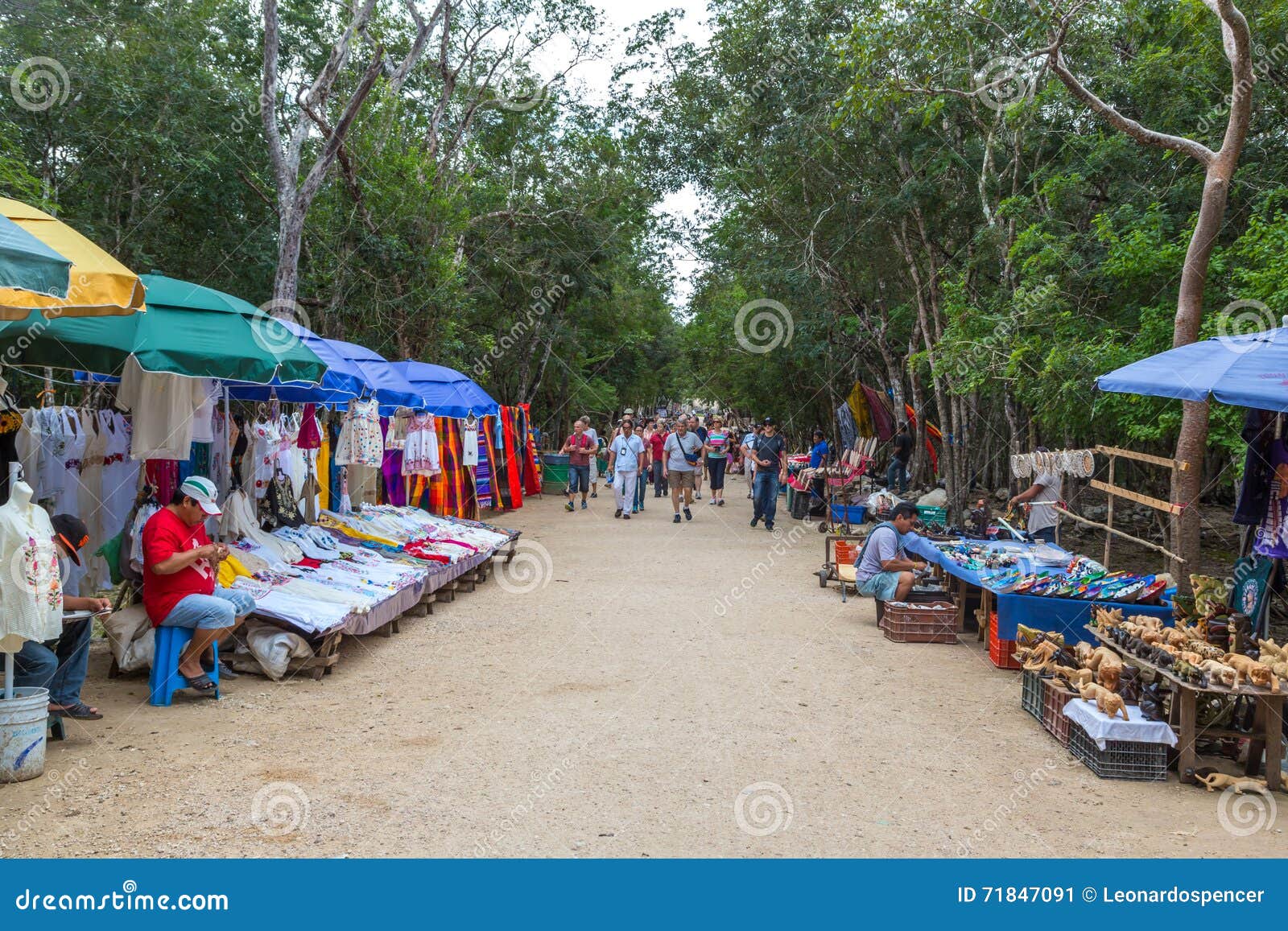 Chichen Itza, Mexico - Januari 12th 2014 - lokalt informellt shoppar inom den Chichen Itza arvplatsen nära vid Cancun i Mexico