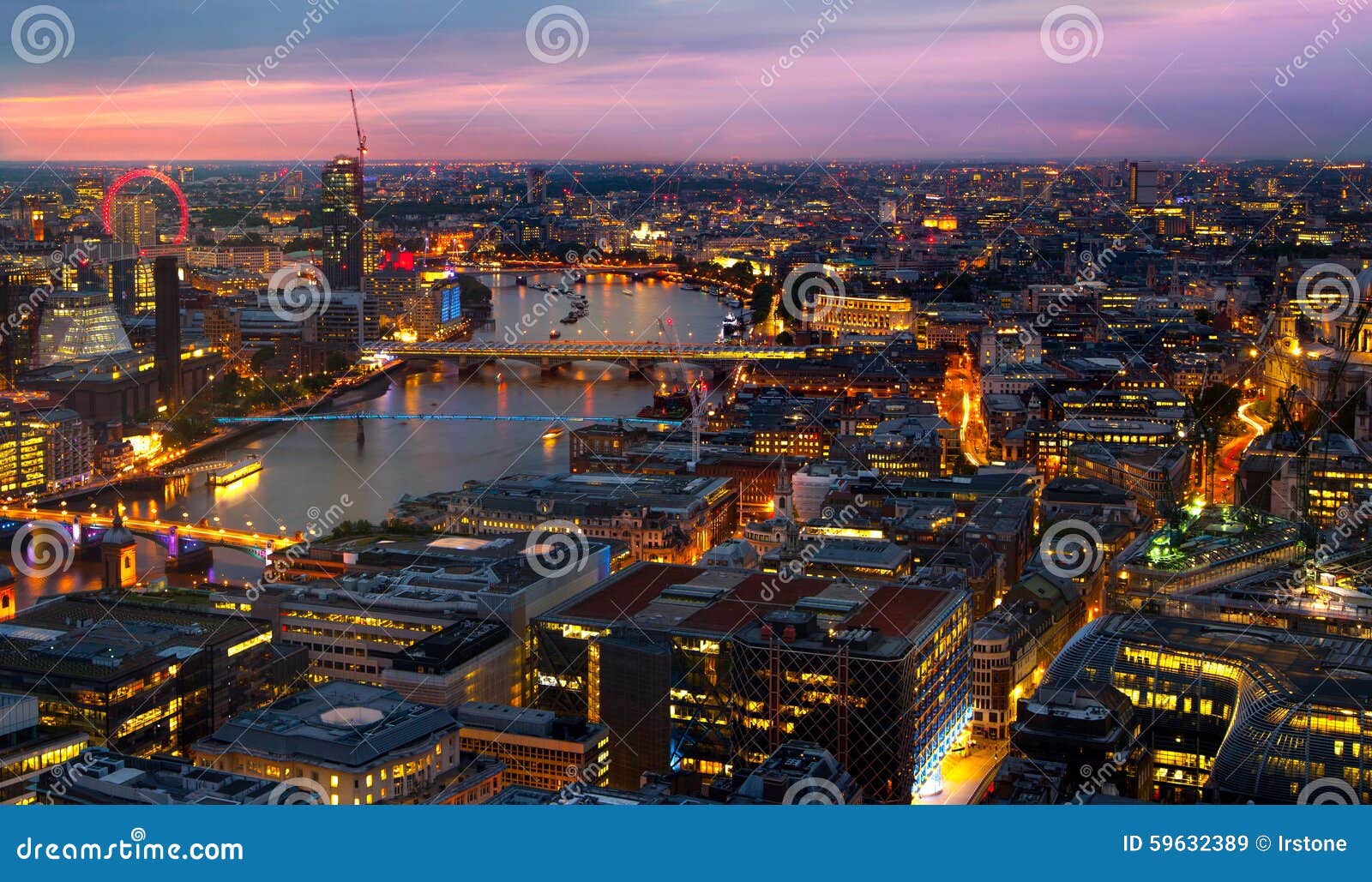 Londen bij zonsondergang De achtergrond van de stad De nacht steekt de kant van Westminster aan