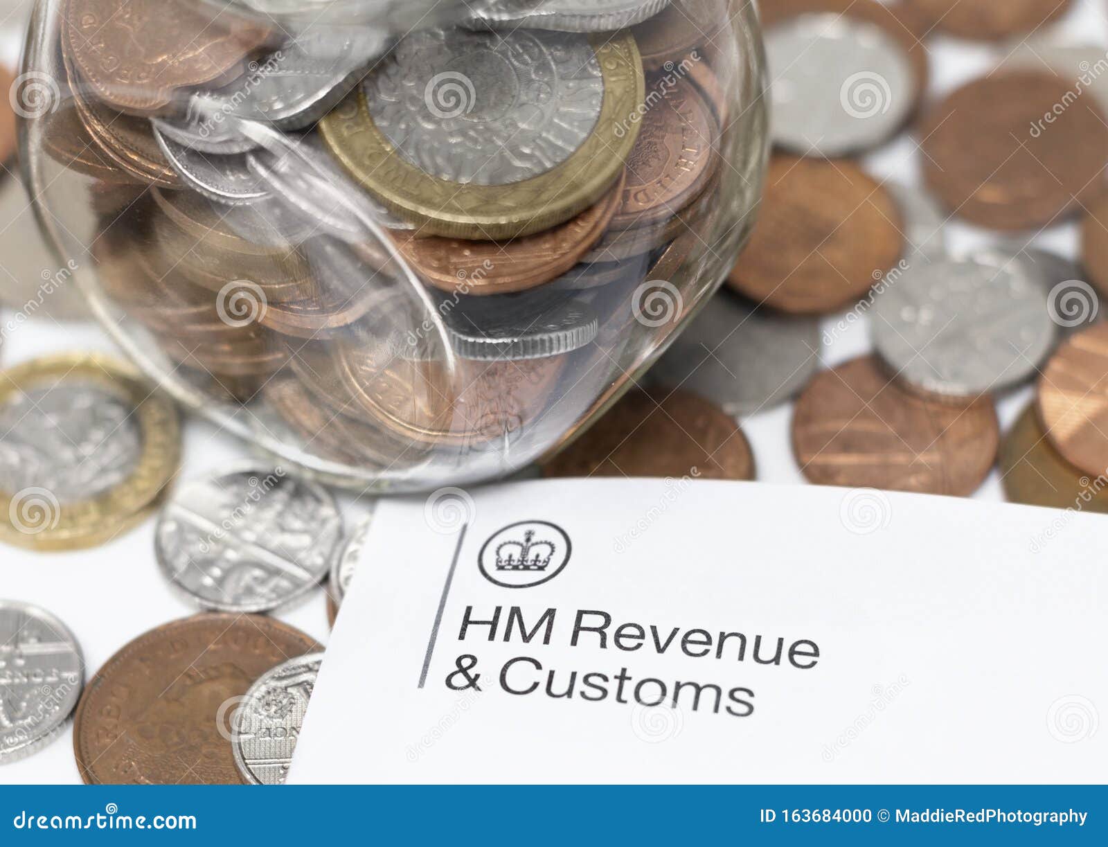 Londen/Verenigd Koninkrijk - November - HMRC-logo Briefhoofd En Geld Pot Met Munten Redactionele Afbeelding - Image afdeling, informatie: 163684000