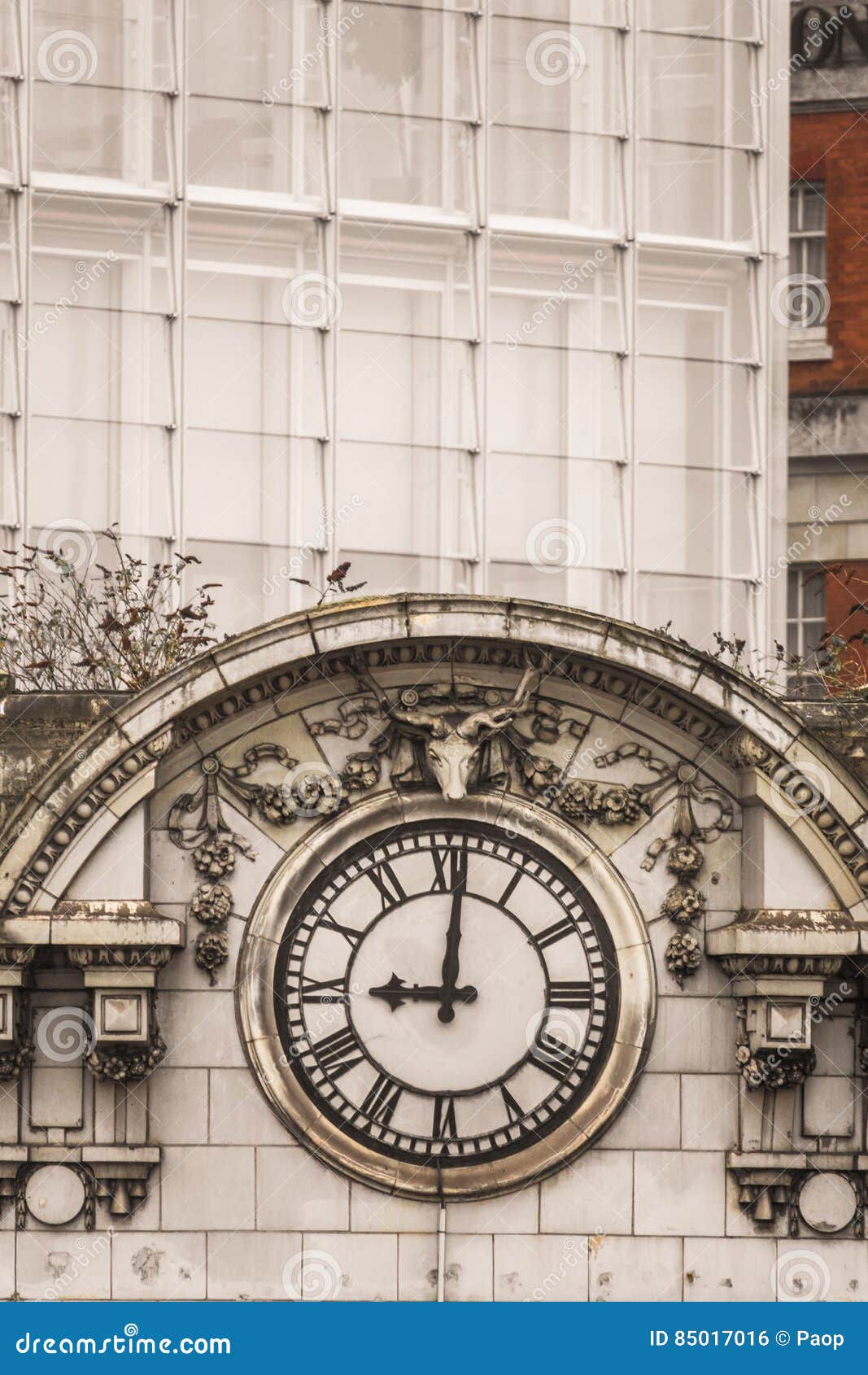 London Bridge old clock editorial photo. Image of commute 85017016
