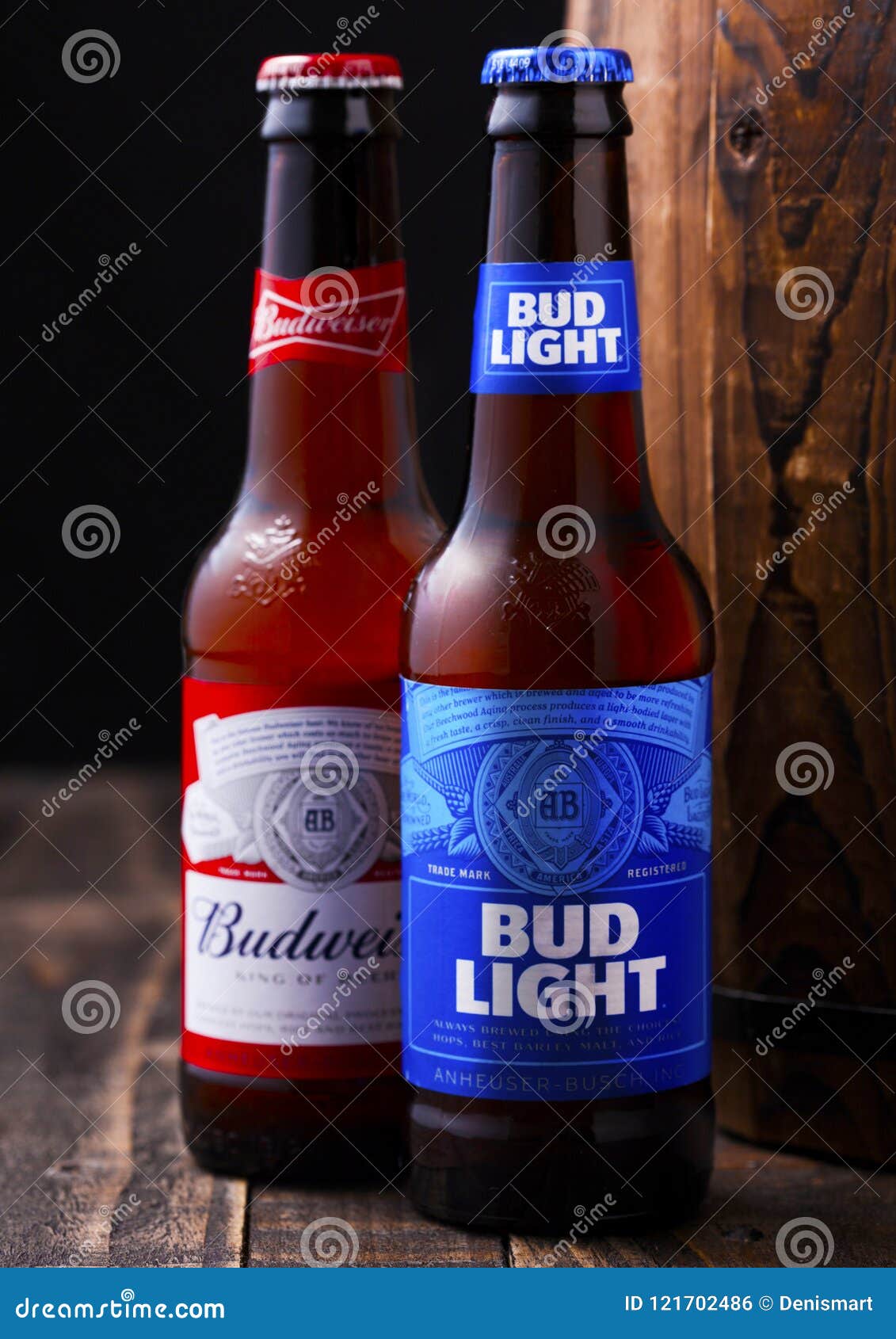 panel mammal Slægtsforskning LONDON, UK - APRIL 27, 2018: Glass Bottle of Bud Light and Budweiser  Original Beer Next To Old Wooden Barrel. Editorial Photo - Image of lager,  condensation: 121702486