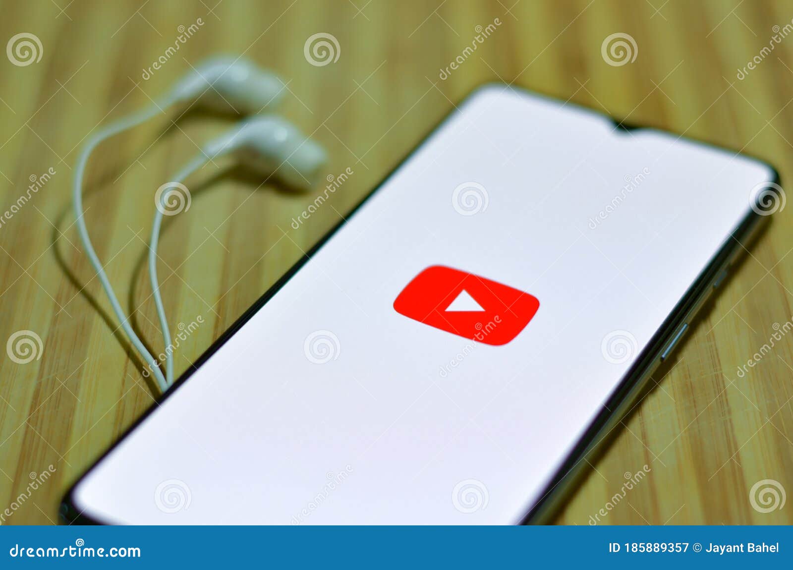 Bạn đã từng tò mò về góc nhìn của người quản lý tại Youtube khi bố trí các biểu tượng trên trang chủ? Flat lay của biểu tượng Ứng dụng Youtube trên điện thoại thông minh tại Luân Đôn, Anh Quốc sẽ giúp bạn hiểu rõ hơn về cách thức bố trí và những thủ thuật để thu hút người dùng.