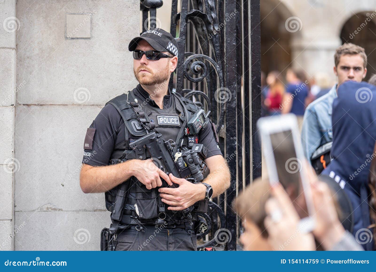 liberal Ulempe Visum London, UK, July, 2019. a Police Officer with a Machine Gun Wearing Stab  and Bullet Proof Vest Editorial Stock Image - Image of community, england:  154114759