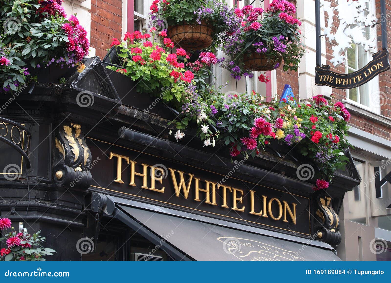 London pub flowers editorial stock image. Image of europe ...