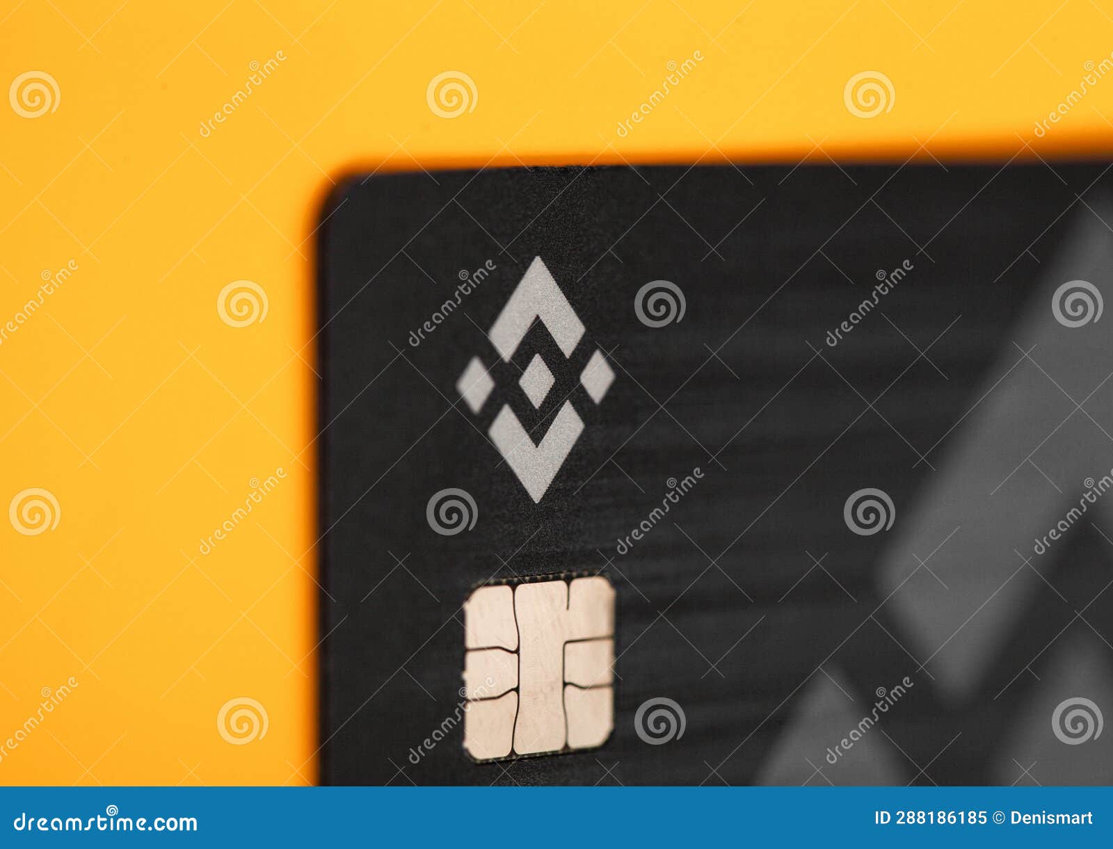 London uk novembro 2022 : logótipo do mercado de criptomoeda binária no cartão de crédito no yellowmacro