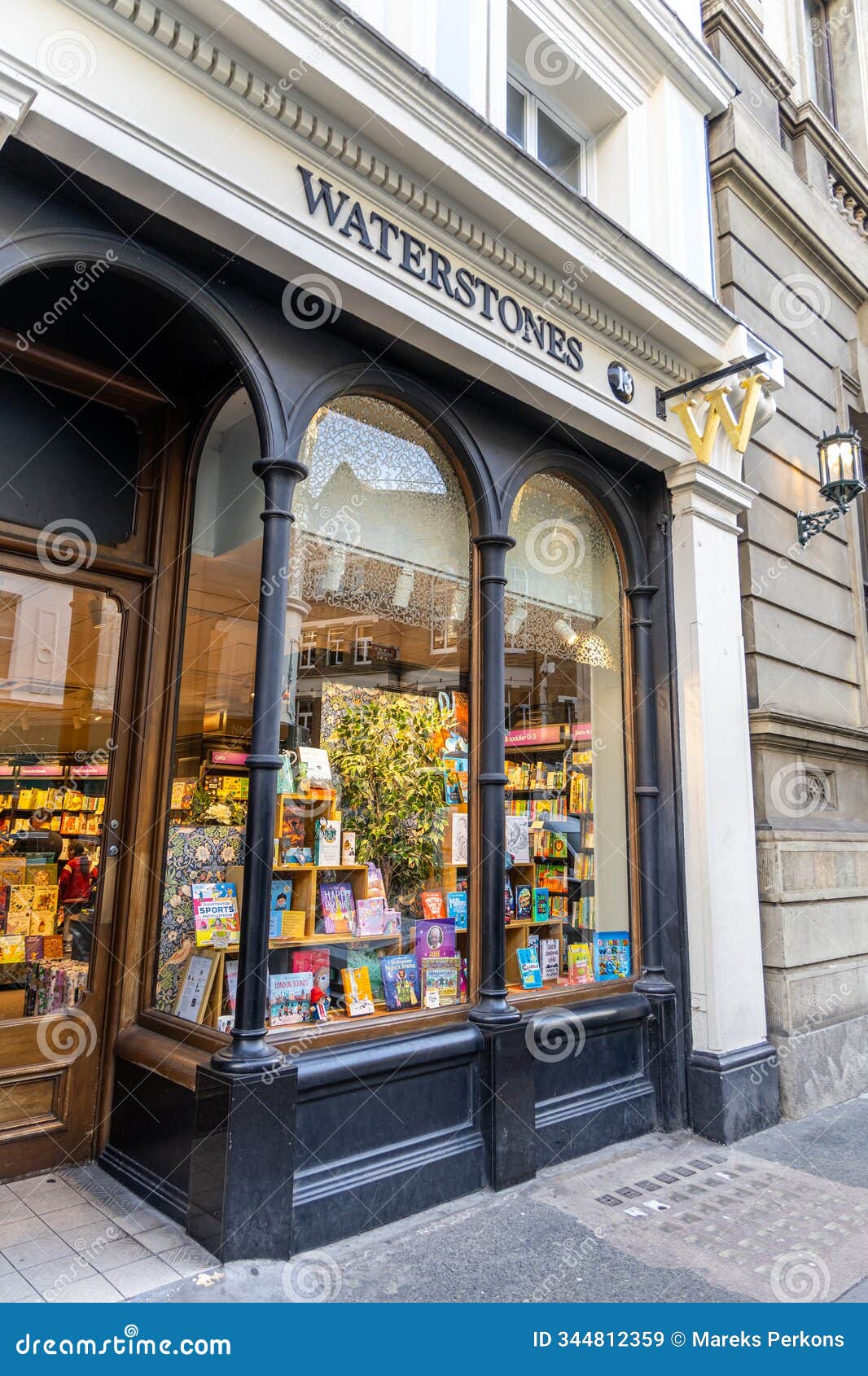 British bookshop chain 7 Little Words bonus