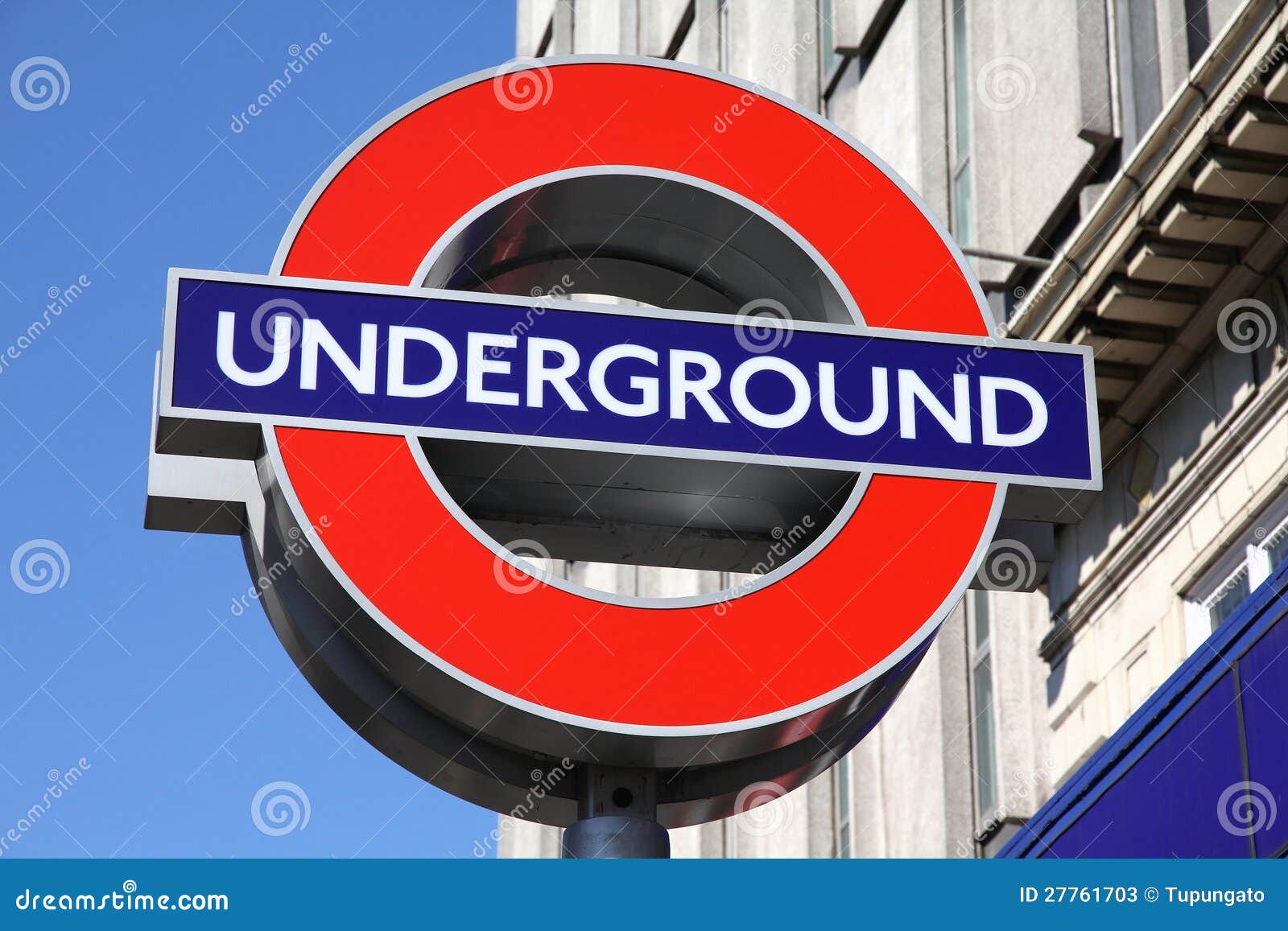 London Untertage. LONDON - 13. MAI: London-U-Bahnhofeingang am 13. Mai 2012 in London. London-Untergrund ist das 11. besetztste Metrosystem weltweit mit 1.1 Milliarde jährlichen Fahrten.