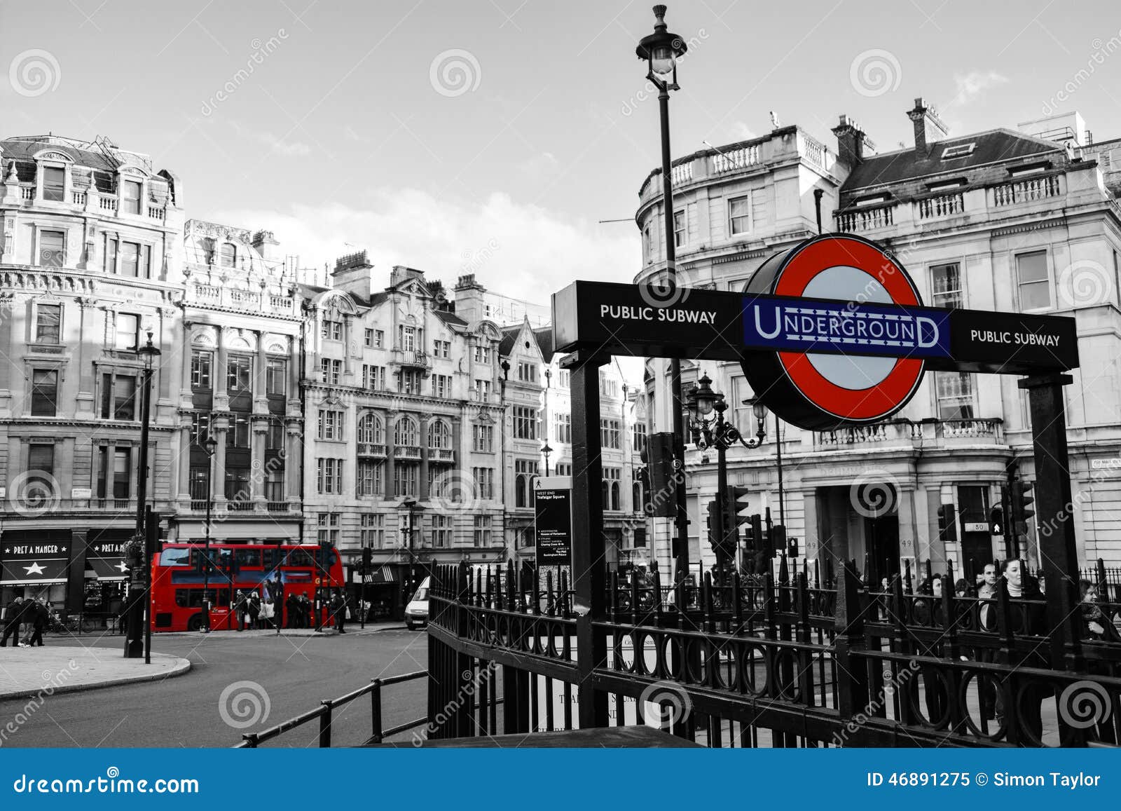 London Untertage. Ein Bild eines London-Untertagezugeingangs, mit einem roten Bus Londons im Hintergrund dieses macht ein gutes Reise-/Pendlerthema