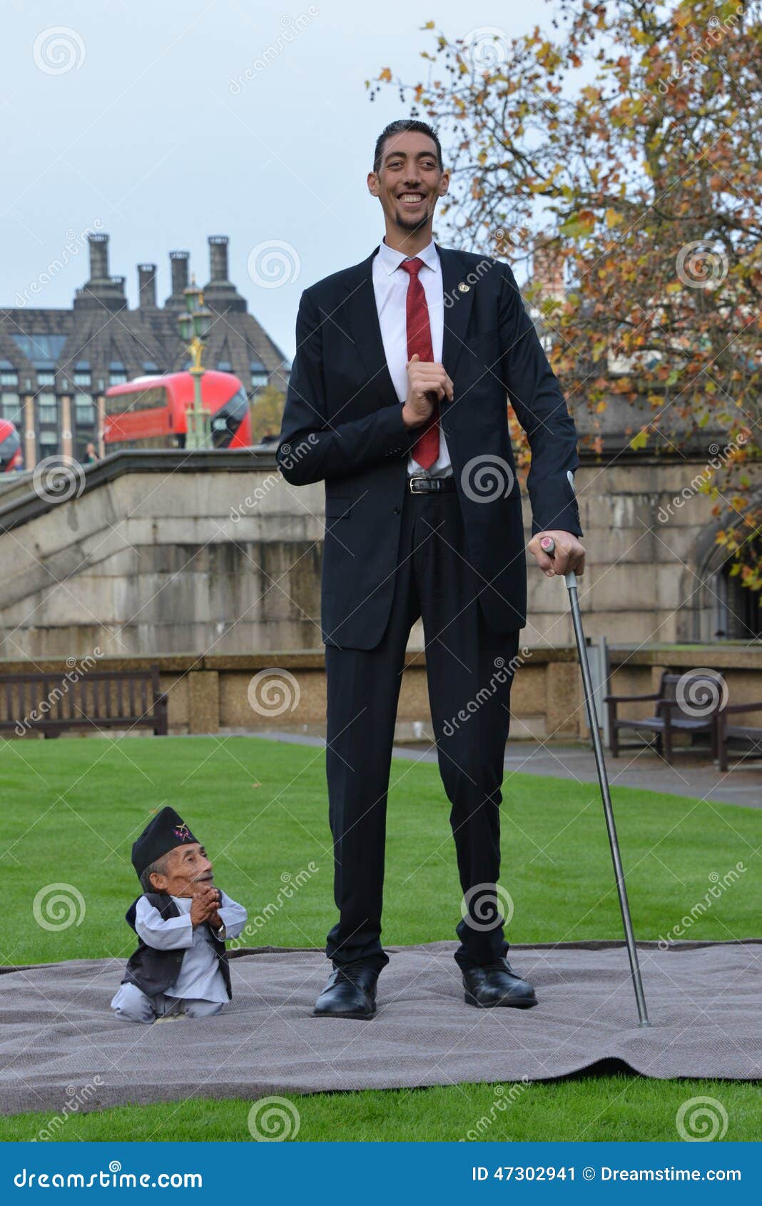 London World S Tallest Man And Shortest Man Meet On Guinness World