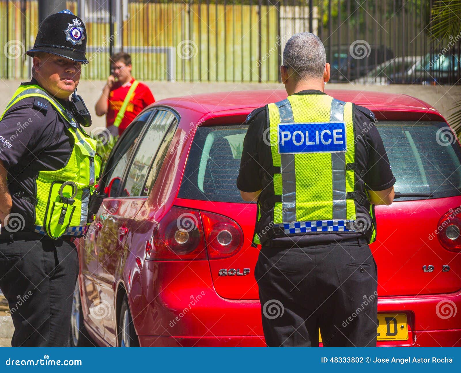 londra-inghilterra-settembre-polizia-nell-inglese-tipico-48333802.jpg (1300×1068)