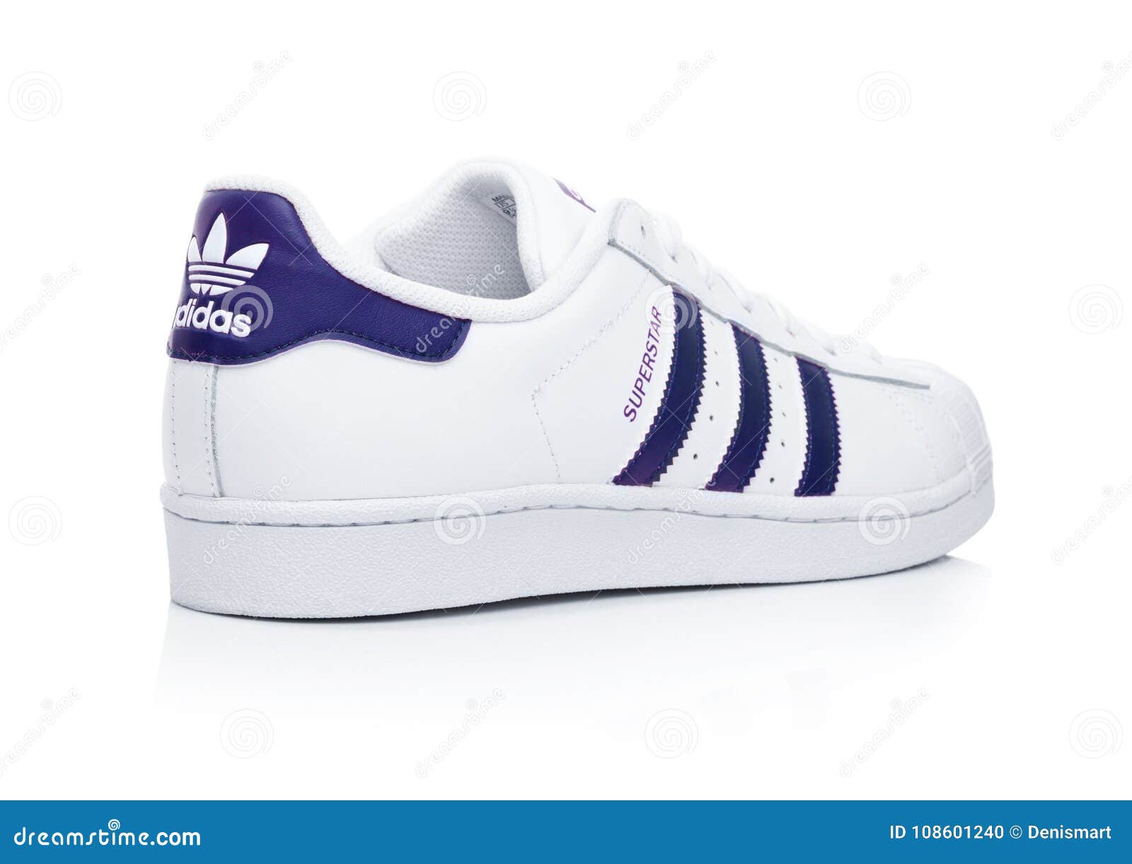 LONDRA, REGNO UNITO - 24 GENNAIO 2018: Scarpe Blu Del Superstar Di  Originali Di Adidas Su Bianco Società Multinazionale Tedesca C Immagine  Editoriale - Immagine di vestiti, falsificazione: 108601240