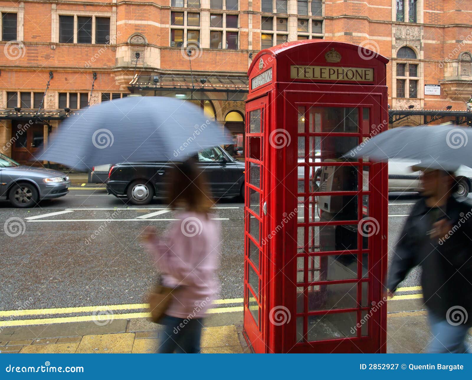 Londres chuvosa. Avenida de Shaftesbury, Londres, na chuva; tiro elevado do ISO, alguma grão fina. Pedestres borrados.