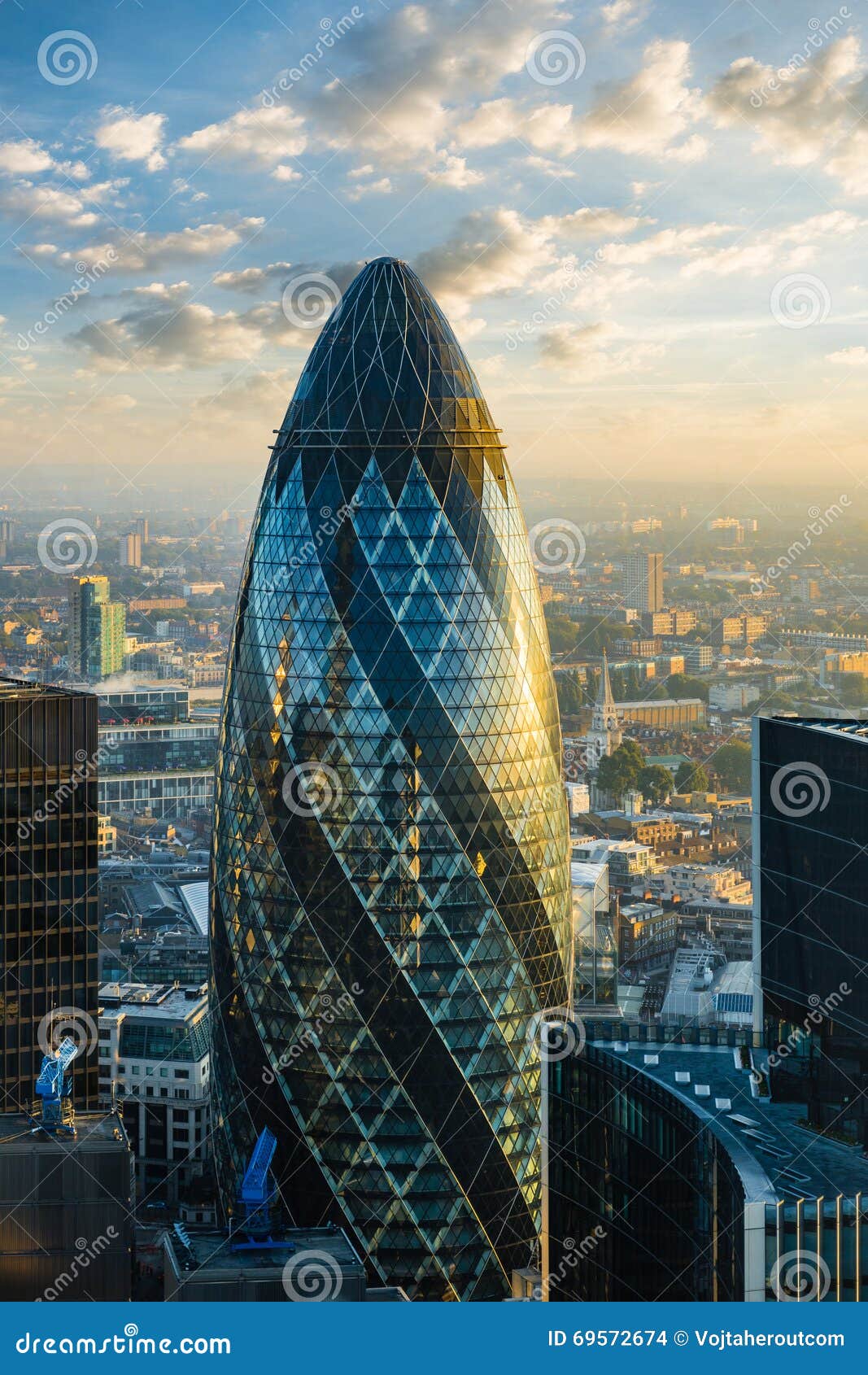 LONDRES - 1º DE OUTUBRO: Construção Do Pepino (30 St Mary Axe) Durante