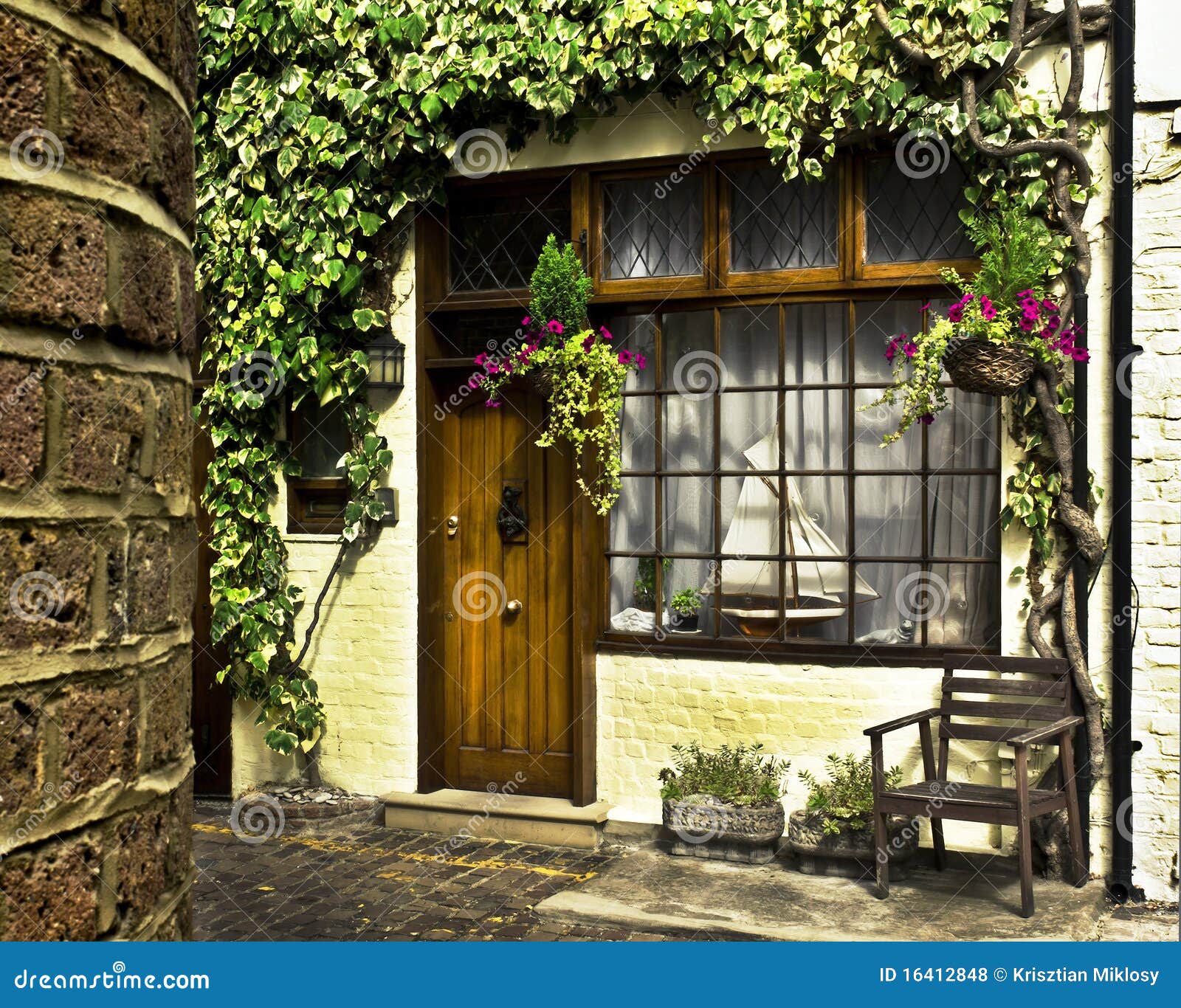 Londres maúlla. El frente hermoso de la casa en uno de Londres acogedor maúlla.