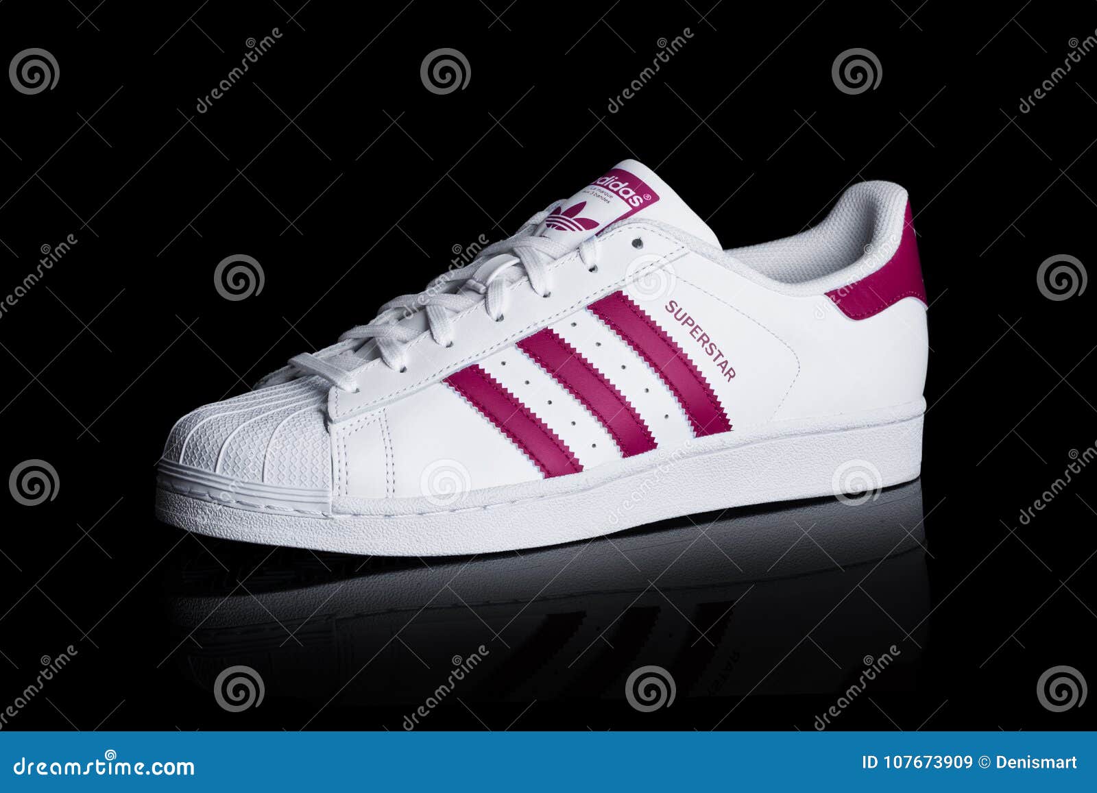 LONDRES, REINO - DE ENERO DE 2018: Zapatos Rojos De La Superestrella De Adidas Originals En Negro Sociedad Multinacional Imagen de archivo editorial - Imagen negro, ocasional: 107673909