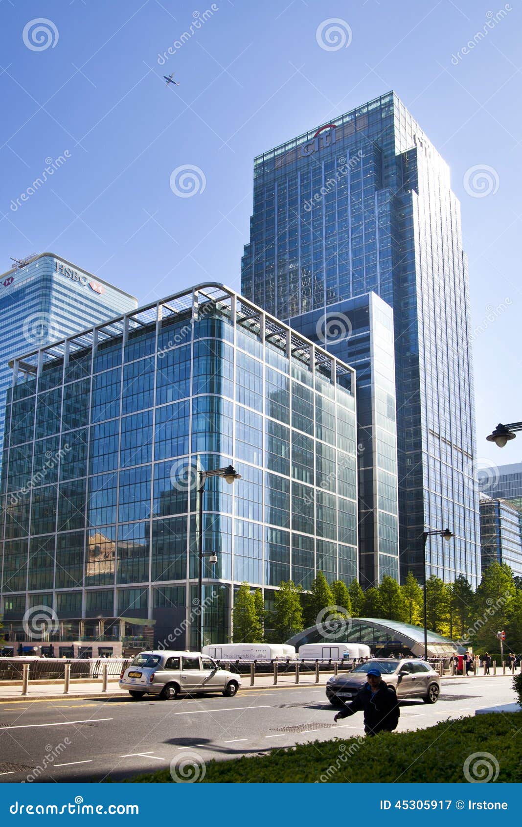 LONDRES, REINO UNIDO - 14 DE MAYO DE 2014: Arquitectura moderna de los edificios de oficinas de la aria de Canary Wharf el centro