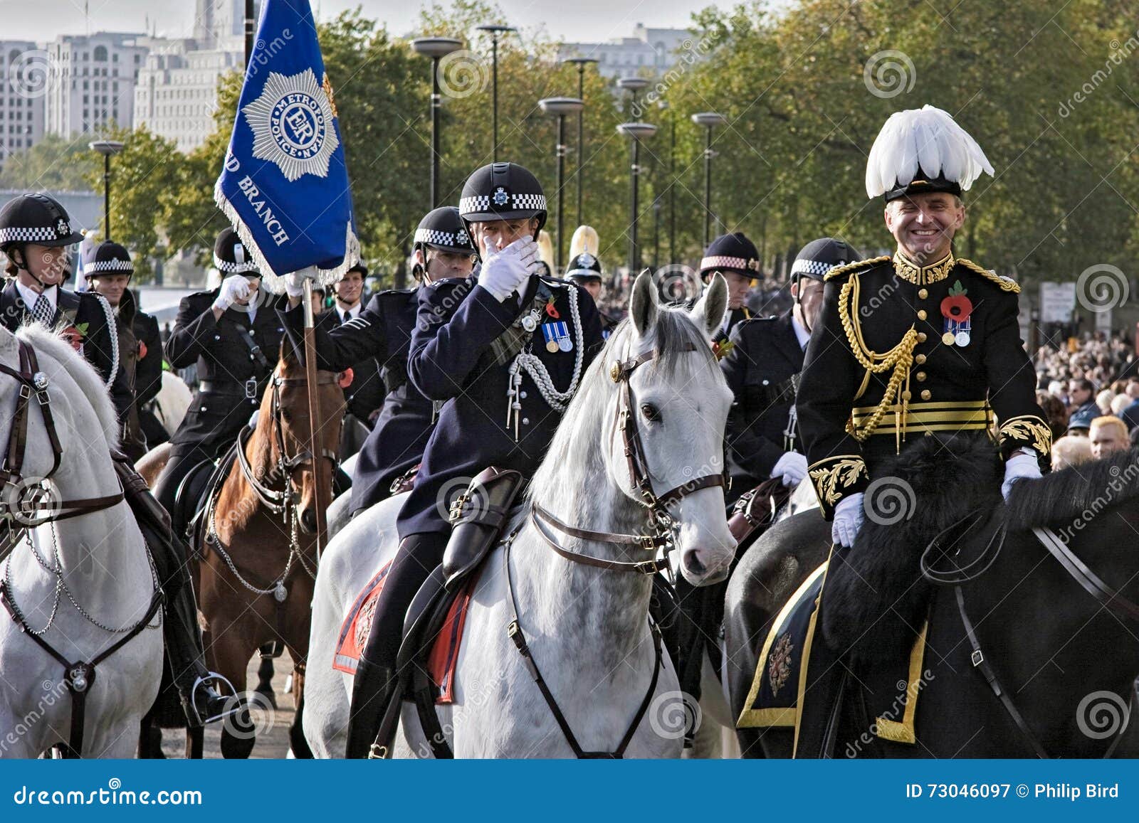 LONDRES, REINO UNIDO - 12 DE NOVIEMBRE: Policía metropolitana no identificada offic. LONDRES, REINO UNIDO - 12 DE NOVIEMBRE: Oficiales de policía metropolitanos no identificados que desfilan en la demostración del Lord Mayor en Londres el 12 de noviembre de 2005