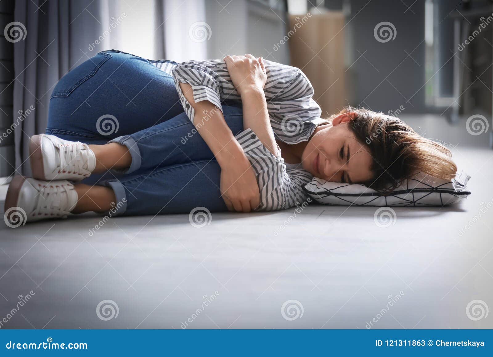 Сильно ее лежа. Девушка лежит на полу и плачет. Девушка плачет в подушку. Девушка плачет лежа на полу.