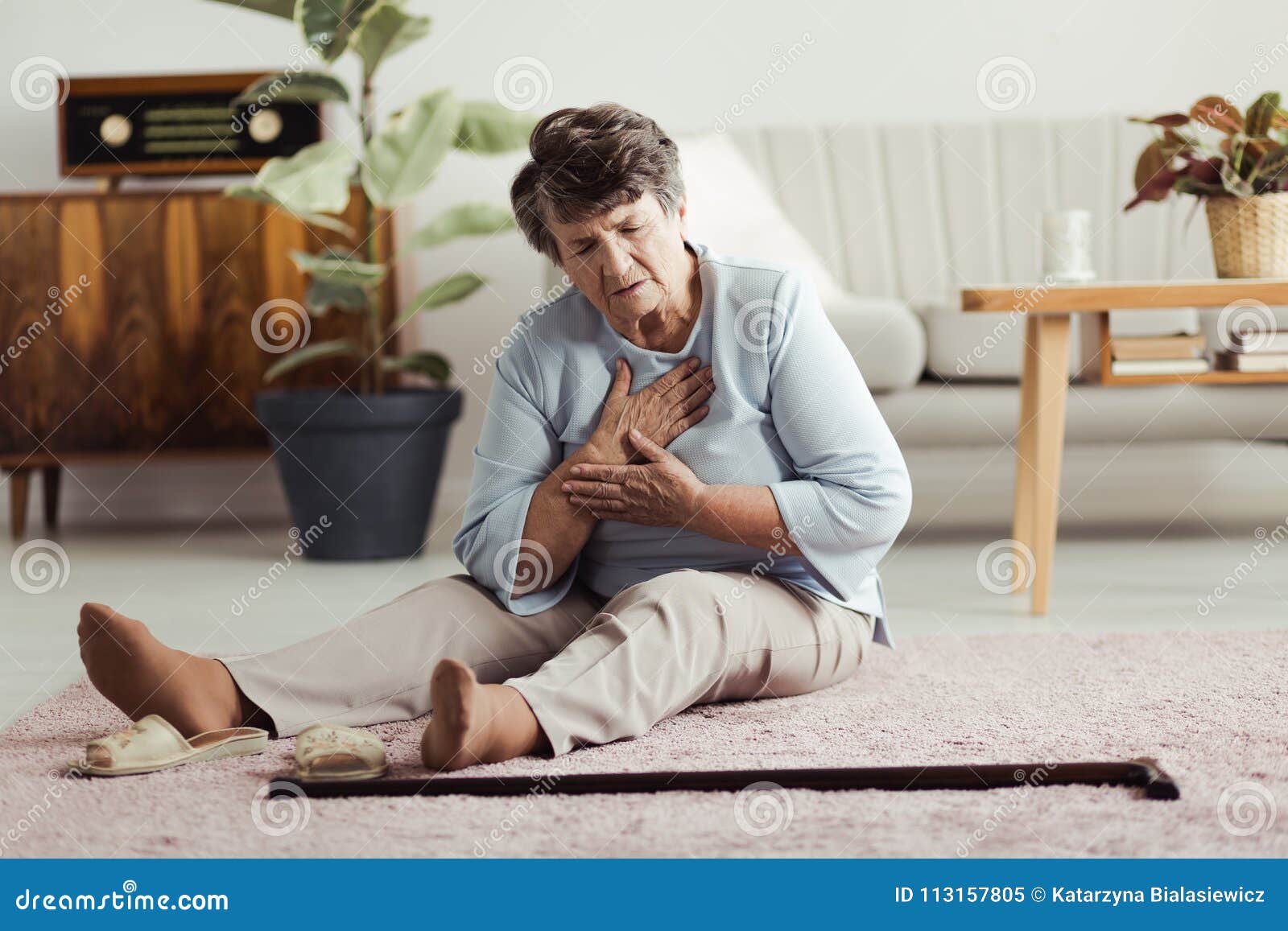 elderly woman having heart attack