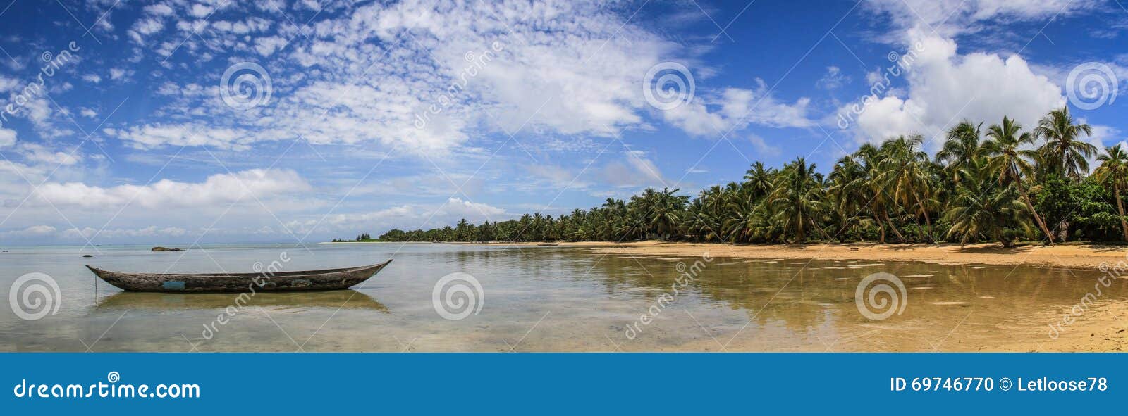 lonely pirogue panorama near paradise coco beach, ÃÅ½le aux nattes, toamasina, madagascar