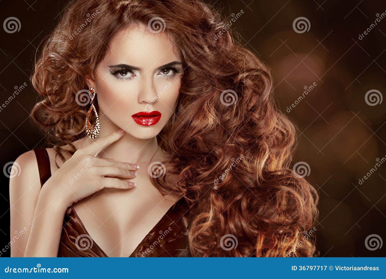 udobnost, izazov - Page 17 Long-curly-red-hair-beautiful-fashion-woman-portrait-beauty-mo-model-girl-luxurious-glossy-make-up-accessories-36797717