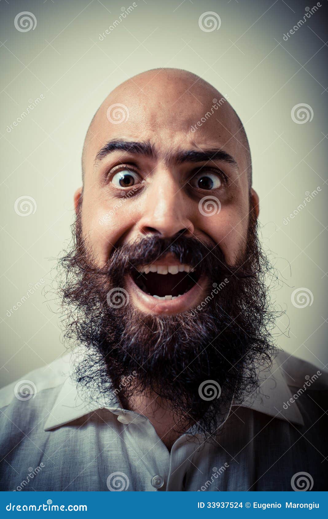 Drôle Homme Barbu Dans Une Chemise Plaid Avec Un Chapeau En Aluminium  Regarde Debout à Côté D'un Fond De Mur Clair. Photo stock - Image du fond,  opinion: 277329104