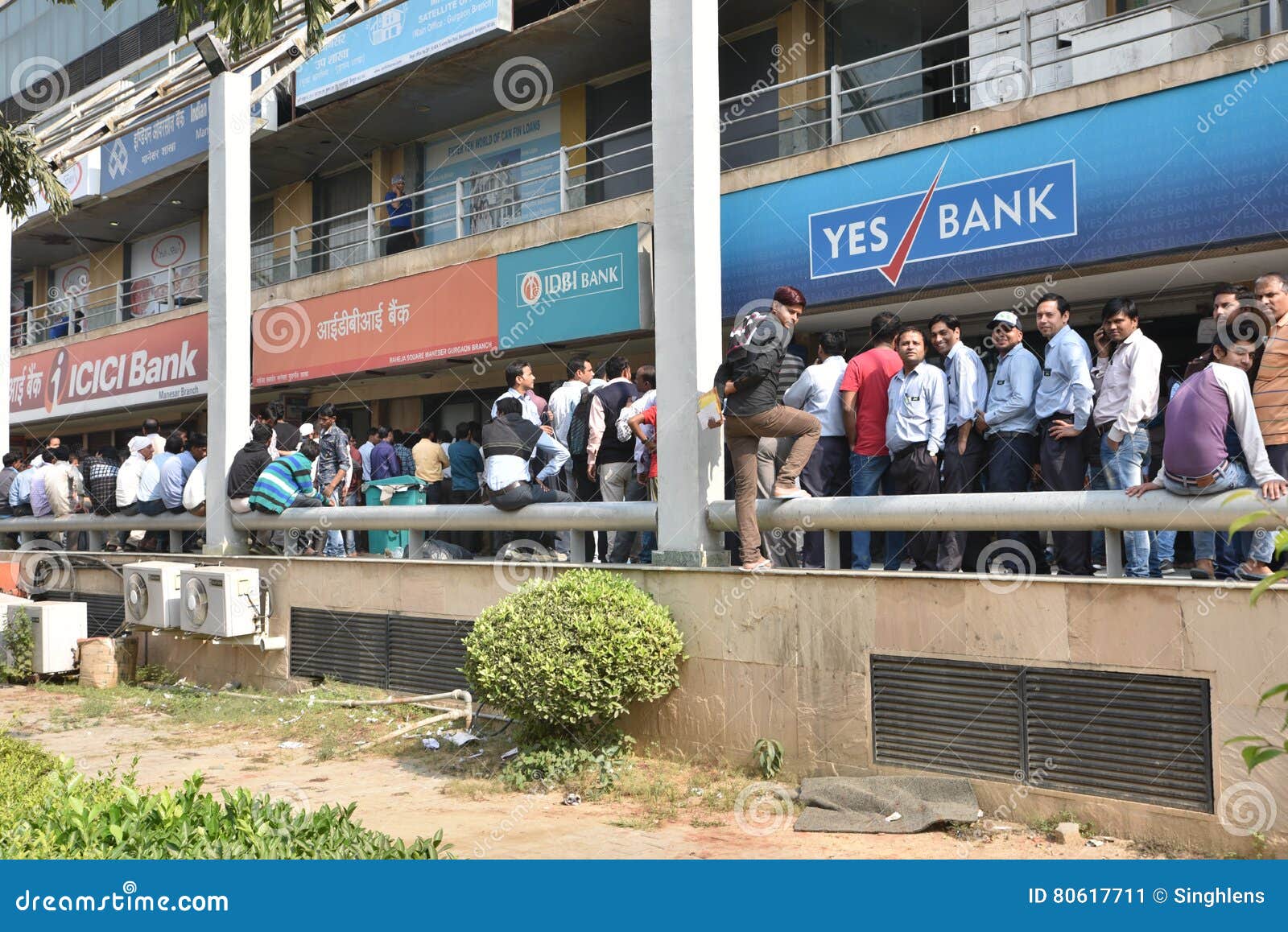 Long Queue of People Outside Banks To Deposit Old 500 and 1000