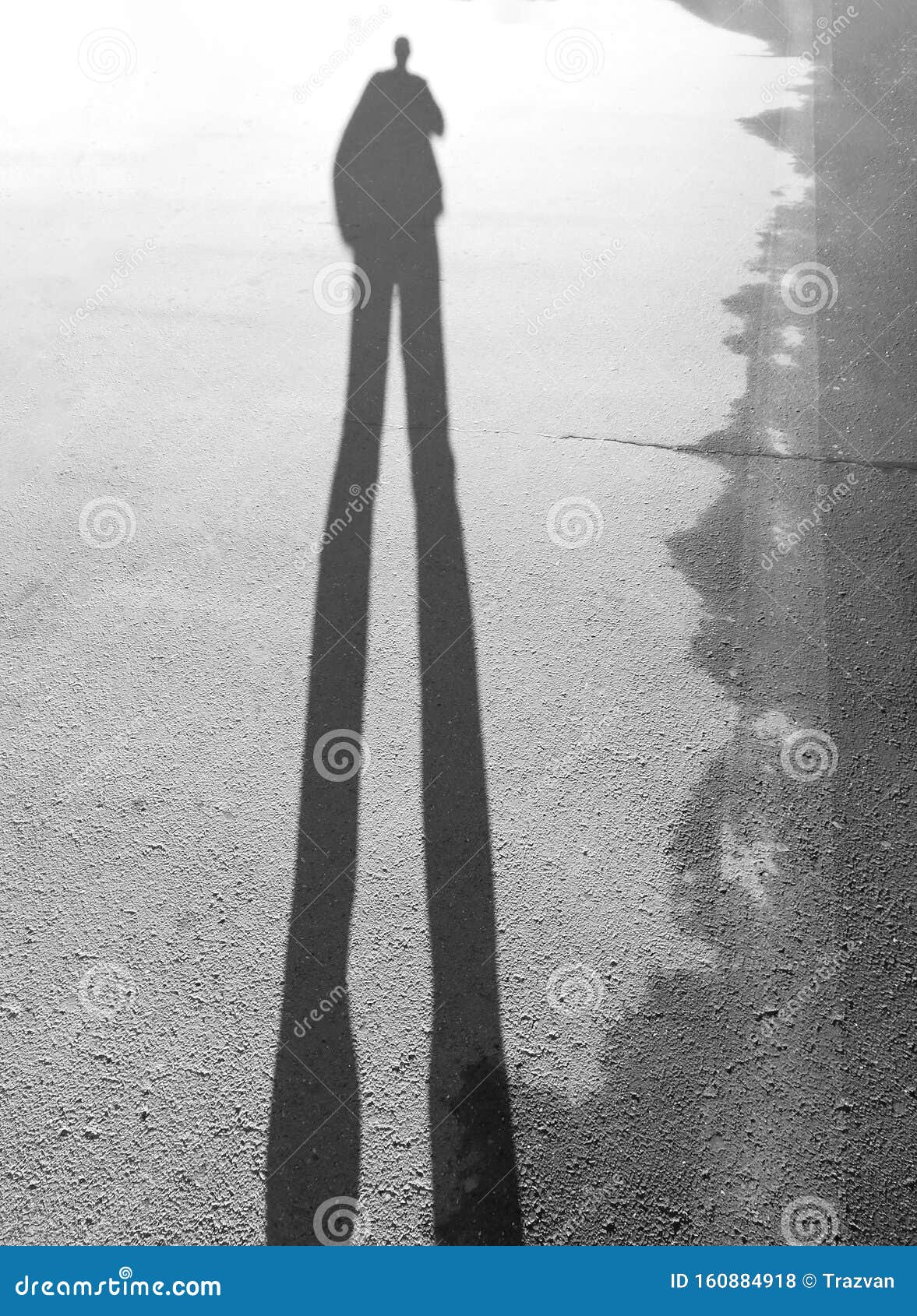 Standing shadows. Очень длинные тени человека на Восход.