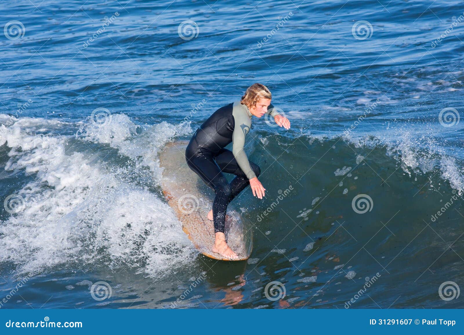 drivende konjugat kontakt Longboard Surfer Reilly Stone Surfing in Santa Cruz California Editorial  Photography - Image of blue, active: 31291607