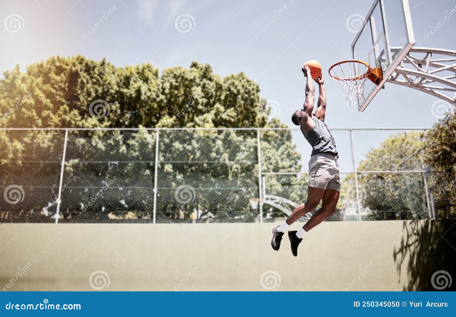 Longitud Completa Del Jugador De Baloncesto Que Le Da Una Pelota a La Red  Durante Un Partido En Una Cancha. Saltar a Un Atleta Act Foto de archivo -  Imagen de atleta,