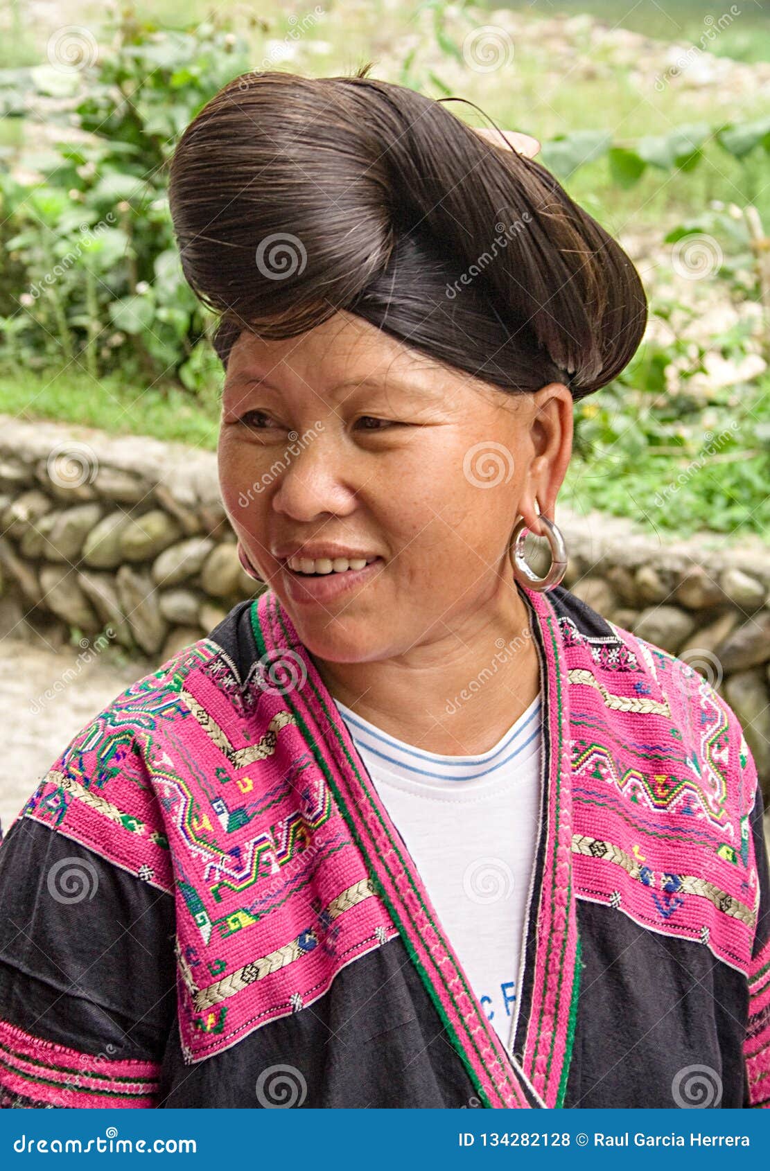 Portrait of Red Yao Woman. Red Yao Women of Huangluo are Known for the  â€œworldâ€™s Longest Hair Villageâ€ Editorial Stock Photo - Image of  crafts, dress: 134282128