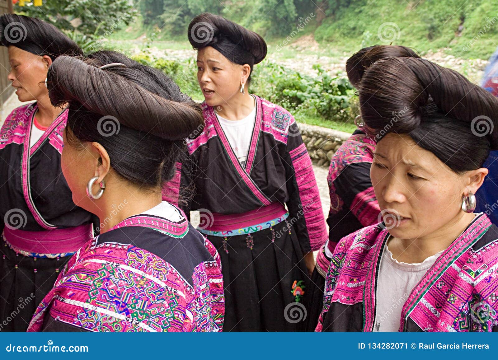 Portrait of Red Yao Women. Red Yao Women of Huangluo are Known for the  â€œworldâ€™s Longest Hair Villageâ€ Editorial Photo - Image of lifestyle,  handicraft: 134282071