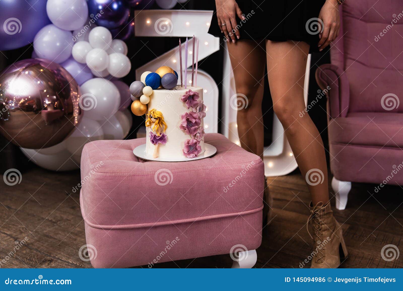 Longues Jambes Sexy Chaudes Beau Gateau D Anniversaire A Une Partie 30eme Anniversaire Photo Stock Image Du Evenement Drapeau Longues Jambes Sexy Chaudes Beau Gateau D Anniversaire A Une Partie 30eme Anniversaire Photo Stock Image Du Evenement Drapeau